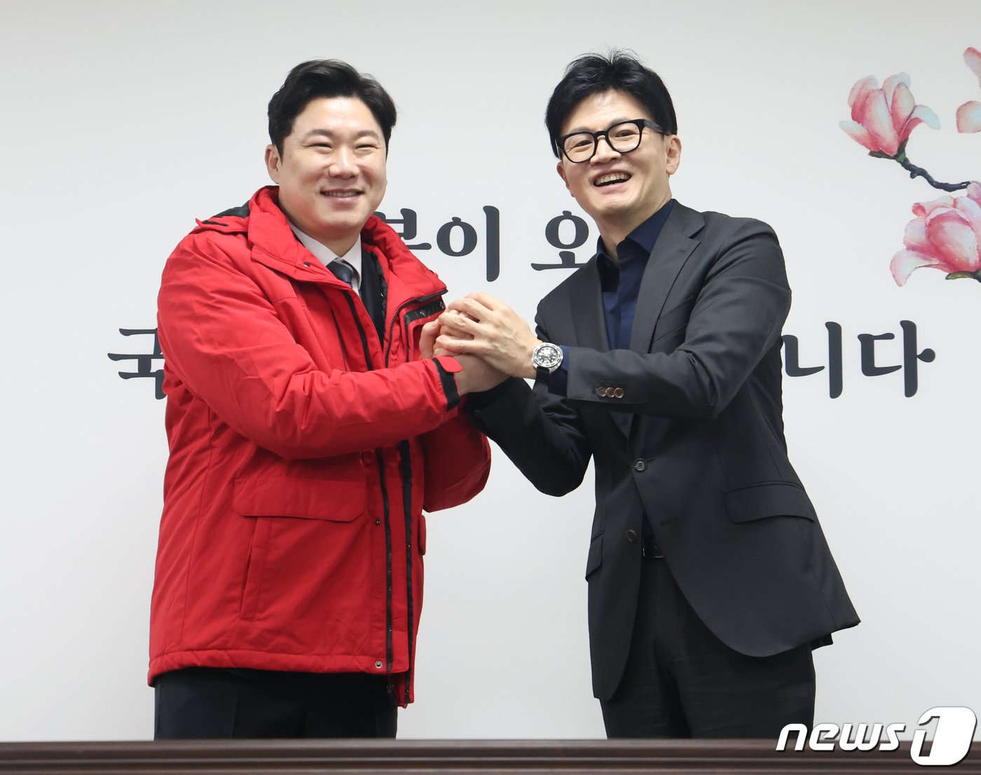 본문 이미지 - 한동훈 국민의힘 비상대책위원장이 5일 서울 여의도 국회 국민의힘 당사에서 열린 인재 영입 환영식에서 진종오 전 국가대표 사격선수와 기념촬영을 하고 있다. 2024.2.5/뉴스1 ⓒ News1 송원영 기자