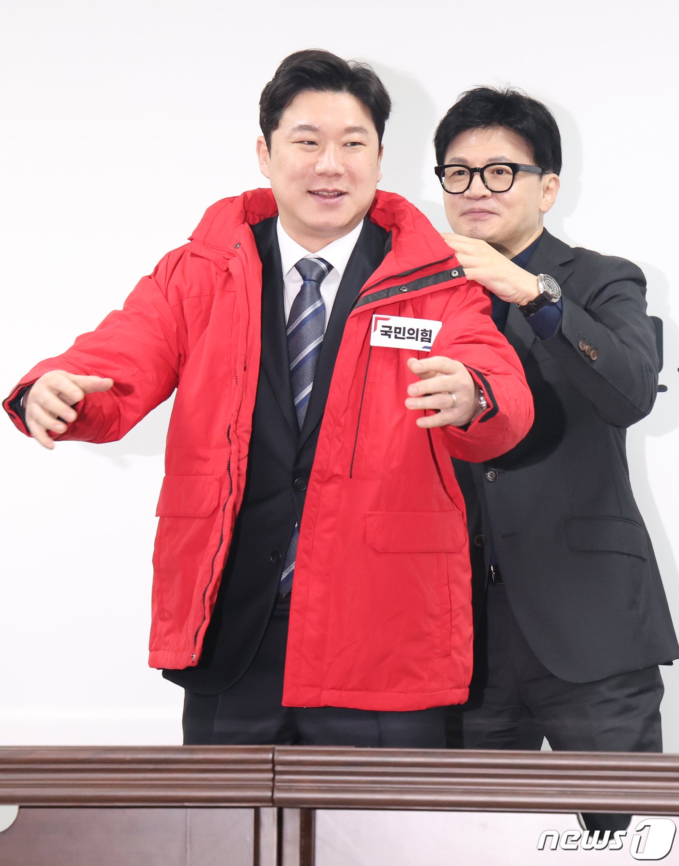 본문 이미지 - 한동훈 국민의힘 비상대책위원장이 5일 서울 여의도 국회 국민의힘 당사에서 열린 인재 영입 환영식에서 진종오 전 국가대표 사격선수에게 국민의힘 옷을 선물하고 있다. 2024.2.5/뉴스1 ⓒ News1 송원영 기자