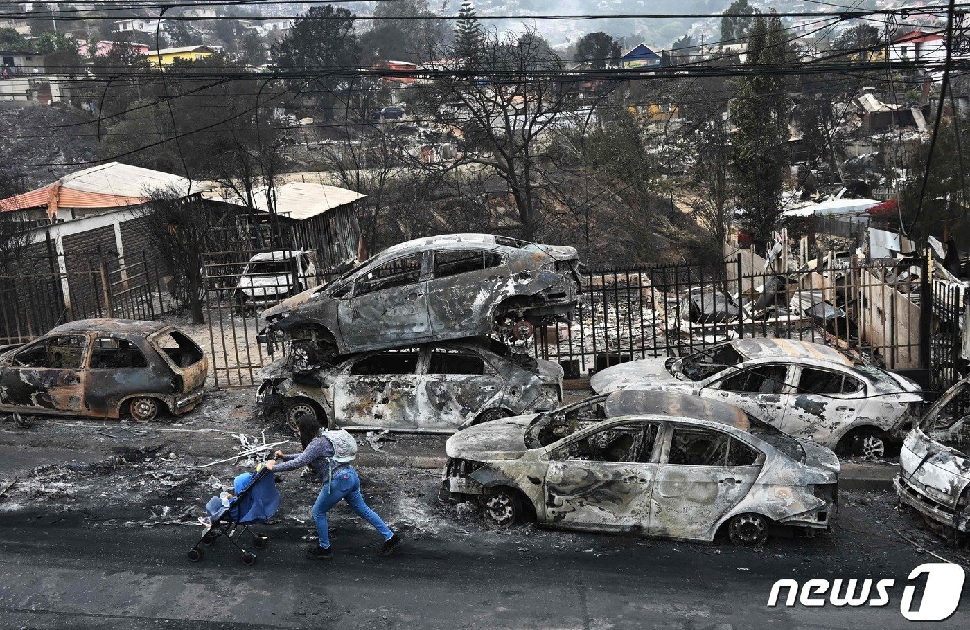 본문 이미지 - 4일 (현지시간) 산불이 덮쳐 '역대급 참사'가 발생한 칠레 발파라이소주 비냐델마르에서 불에 탄 채 방치된 차량들이 보인다. 2024.2.4. ⓒ AFP=뉴스1 ⓒ News1 우동명 기자