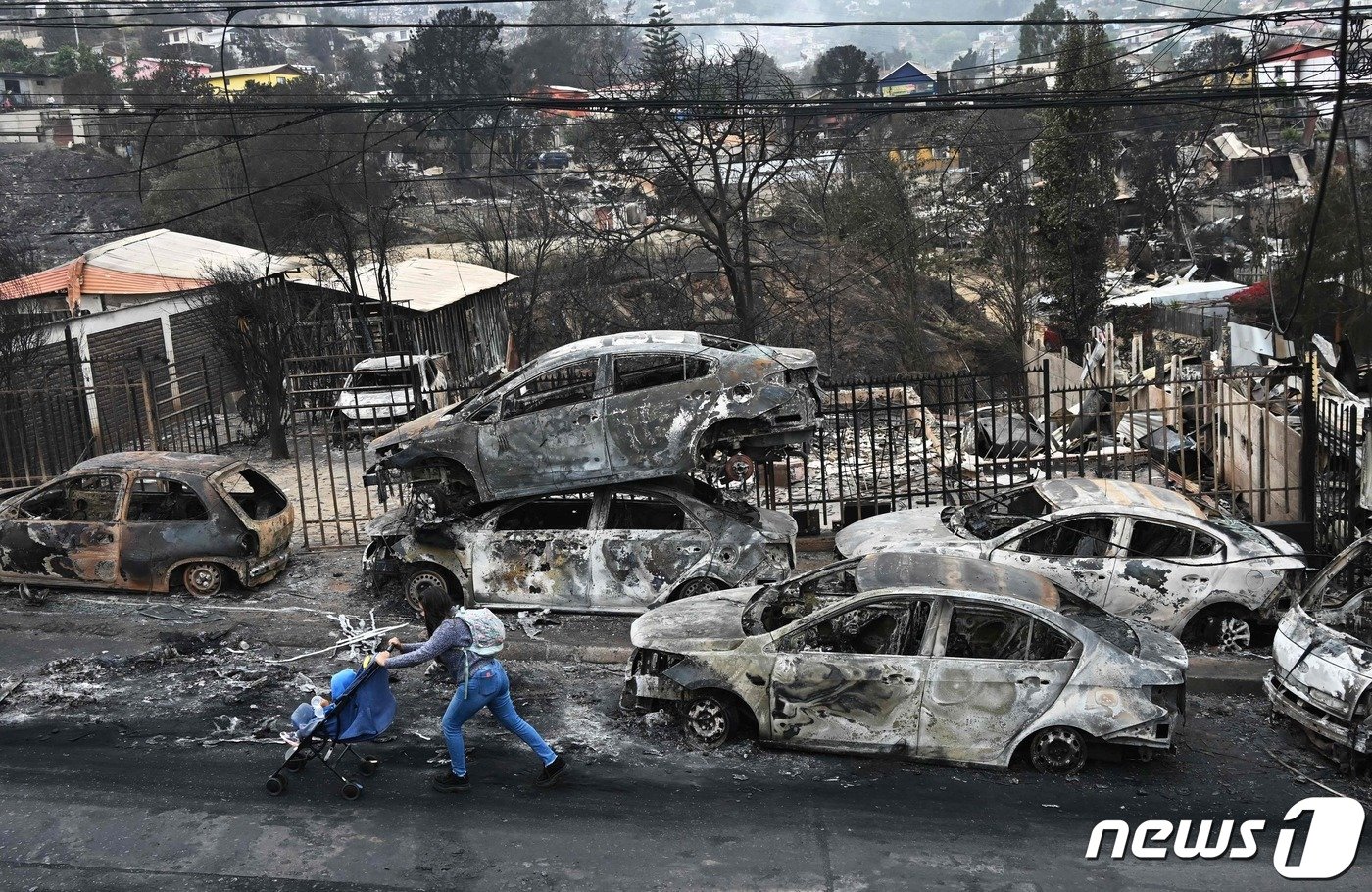 4일 &#40;현지시간&#41; 산불이 덮쳐 &#39;역대급 참사&#39;가 발생한 칠레 발파라이소주 비냐델마르에서 불에 탄 채 방치된 차량들이 보인다. 2024.2.4. ⓒ AFP=뉴스1 ⓒ News1 우동명 기자