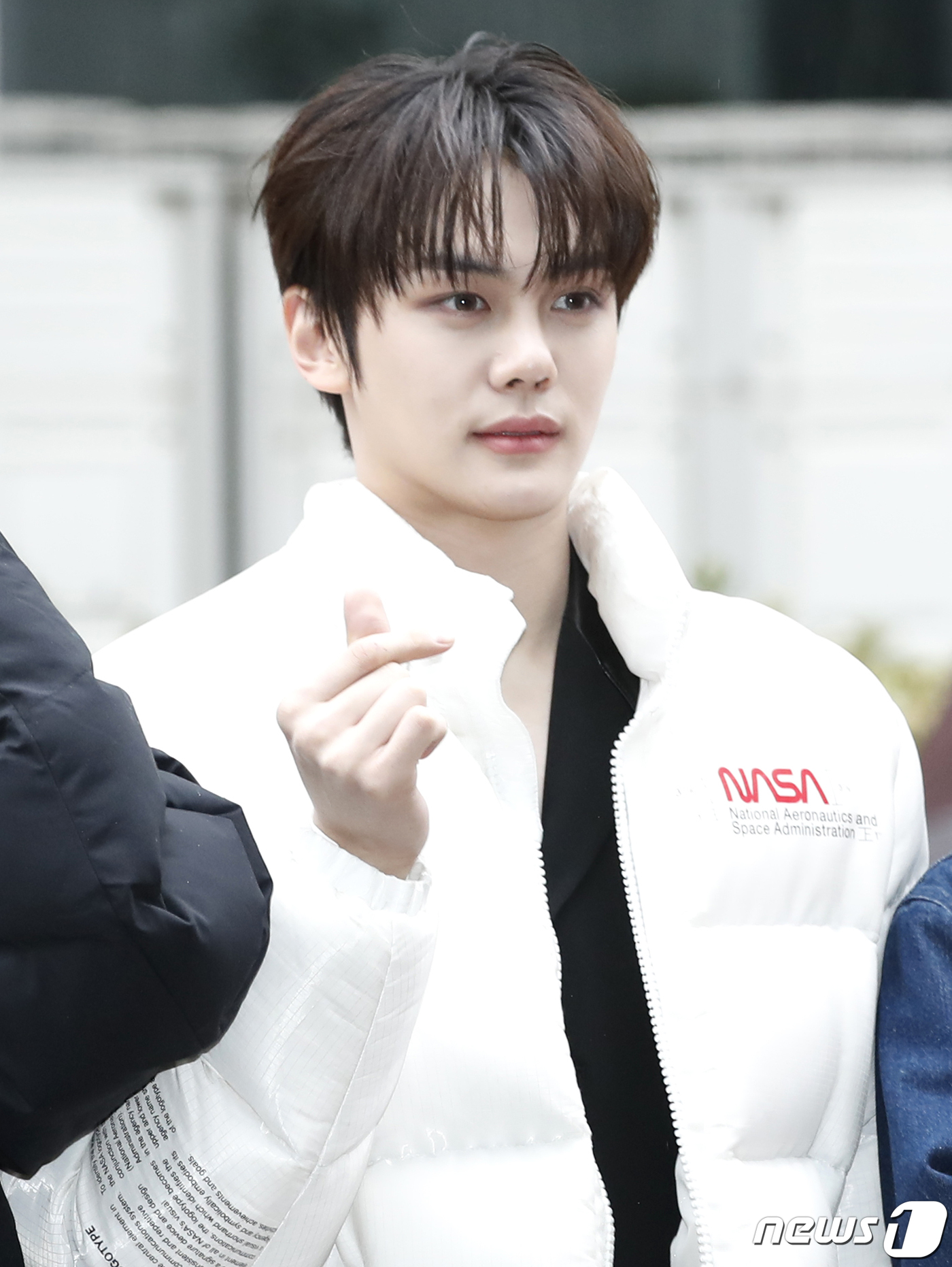 (서울=뉴스1) 권현진 기자 = 제로베이스원 김규빈이 ‘불후의 명곡’ 동방신기 편 녹화를 위해 5일 서울 영등포구 KBS 신관에 도착해 인사를 하고 있다. 2024.2.5/뉴스1