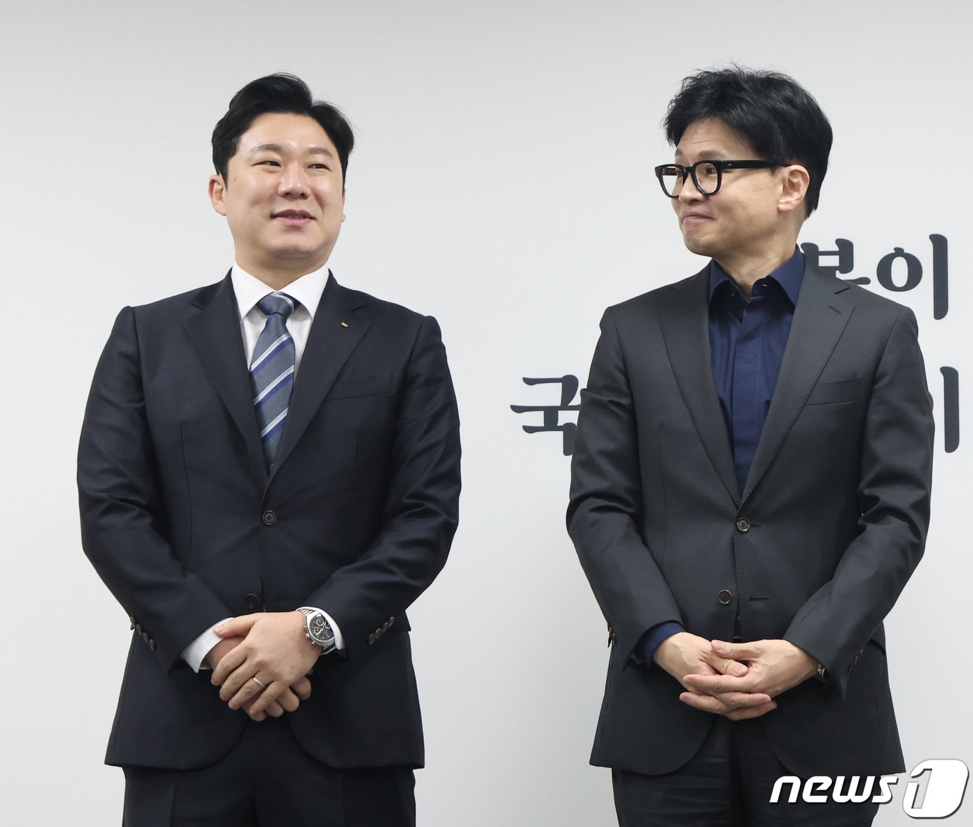 본문 이미지 - 한동훈 국민의힘 비상대책위원장이 5일 서울 여의도 국회 국민의힘 당사에서 열린 인재 영입 환영식에서 진종오 전 국가대표 사격선수를 바라보고 있다. 2024.2.5/뉴스1 ⓒ News1 송원영 기자