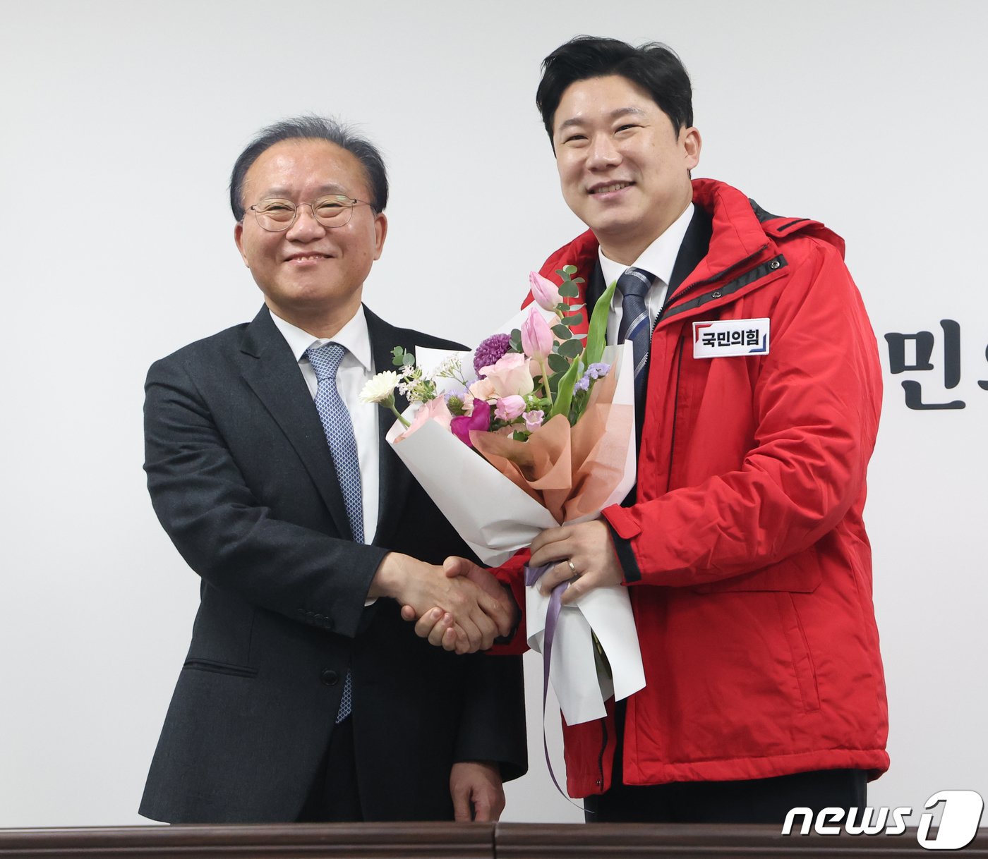 본문 이미지 - 윤재옥 국민의힘 원내대표가 5일 서울 여의도 국회 국민의힘 당사에서 열린 인재 영입 환영식에서 진종오 전 국가대표 사격선수와 기념촬영을 하고 있다. 2024.2.5/뉴스1 ⓒ News1 송원영 기자