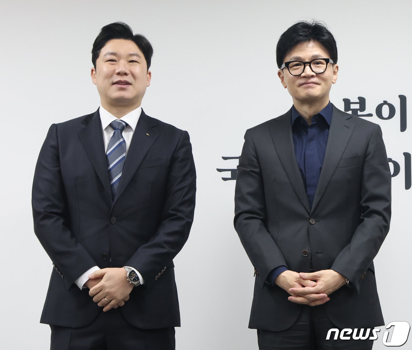 본문 이미지 - 한동훈 국민의힘 비상대책위원장이 5일 서울 여의도 국회 국민의힘 당사에서 열린 인재 영입 환영식에서 진종오 전 국가대표 사격선수와 함께 참석하고 있다. 2024.2.5/뉴스1 ⓒ News1 송원영 기자