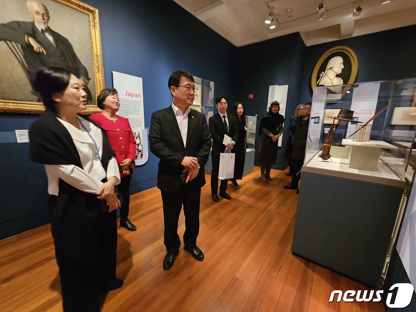 (서울=뉴스1) = 최응천 문화재청장(가운데)이 4일(현지시간) 1,500여 점의 한국 문화유산이 소장되어 있는 미국 매사추세츠주 피바디에섹스박물관을 방문, 수 킴 행정 부관장 등 …