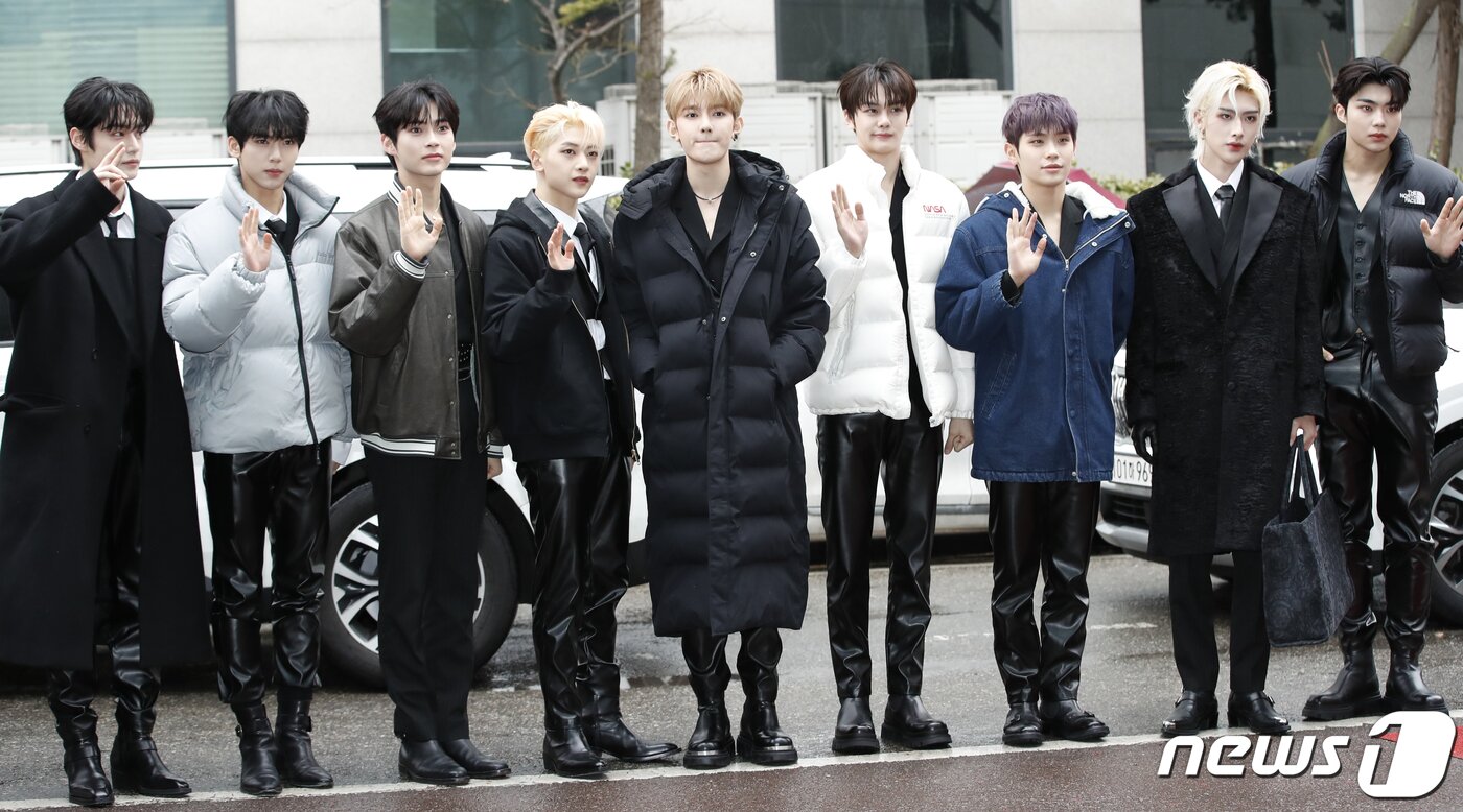본문 이미지 - 제로베이스원 김지웅(왼쪽부터)과 한유진, 성한빈, 석매튜, 장하오, 김규빈, 김태래, 리키, 박건욱이 ‘불후의 명곡’ 동방신기 편 녹화를 위해 5일 서울 영등포구 KBS 신관에 도착해 인사를 하고 있다. ⓒ News1 권현진 기자