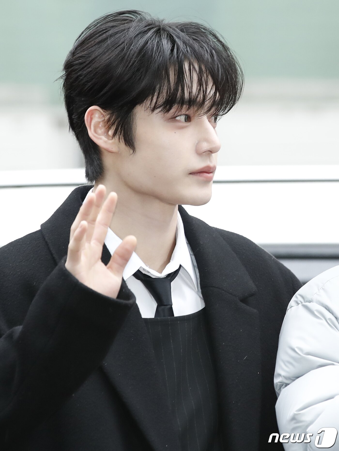 본문 이미지 - 제로베이스원 김지웅이 ‘불후의 명곡’ 동방신기 편 녹화를 위해 5일 서울 영등포구 KBS 신관에 도착해 손을 흔들고 있다. ⓒ News1 권현진 기자