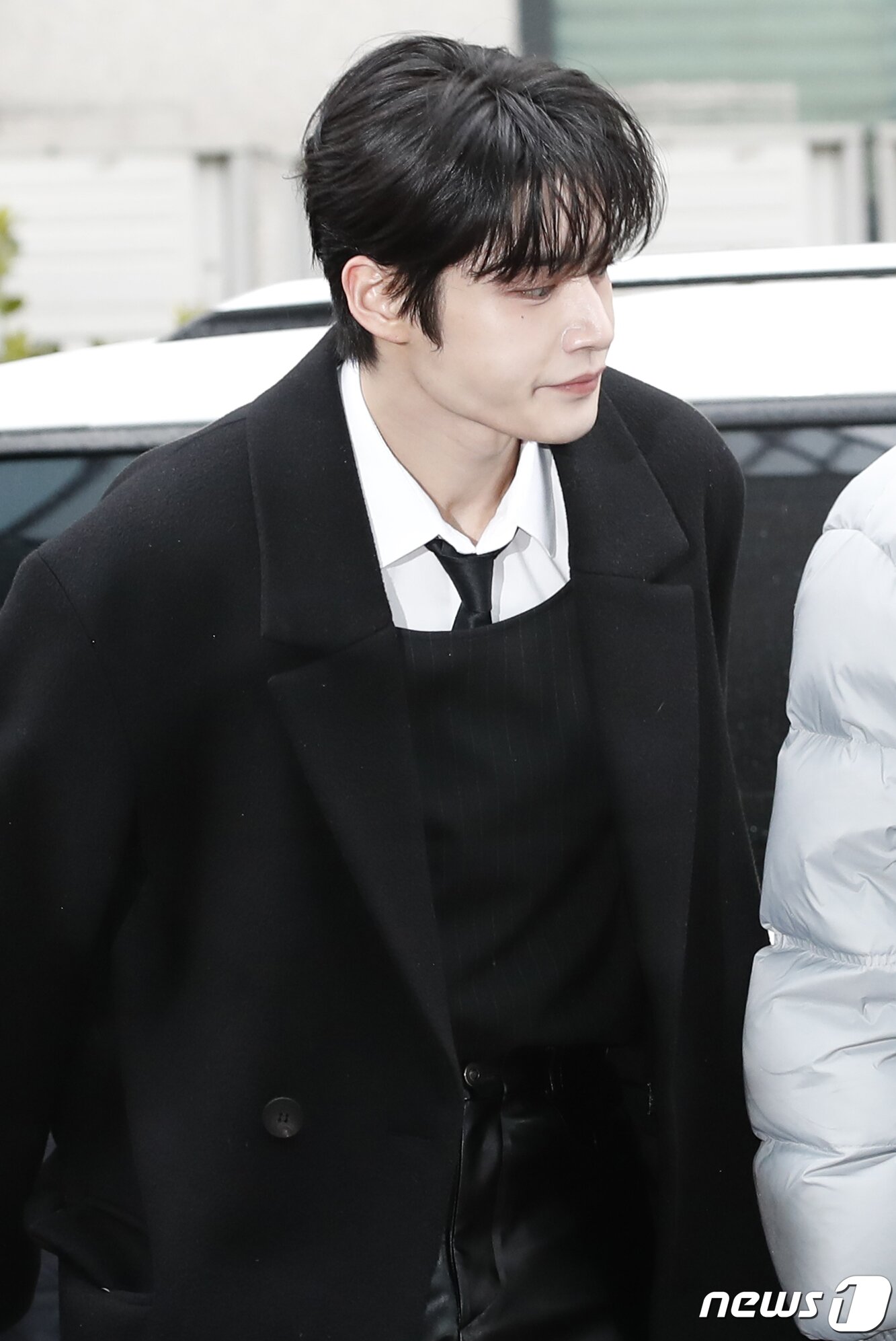 본문 이미지 - 제로베이스원 김지웅이 ‘불후의 명곡’ 동방신기 편 녹화를 위해 5일 서울 영등포구 KBS 신관에 도착해 인사를 하고 있다. ⓒ News1 권현진 기자