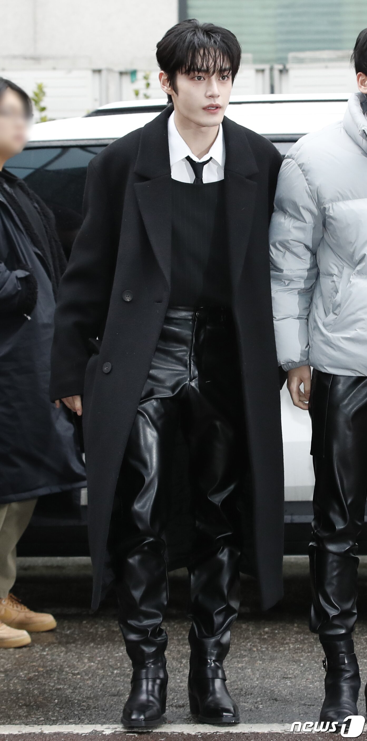 본문 이미지 - 제로베이스원 김지웅이 ‘불후의 명곡’ 동방신기 편 녹화를 위해 5일 서울 영등포구 KBS 신관에 도착해 인사를 하고 있다. ⓒ News1 권현진 기자