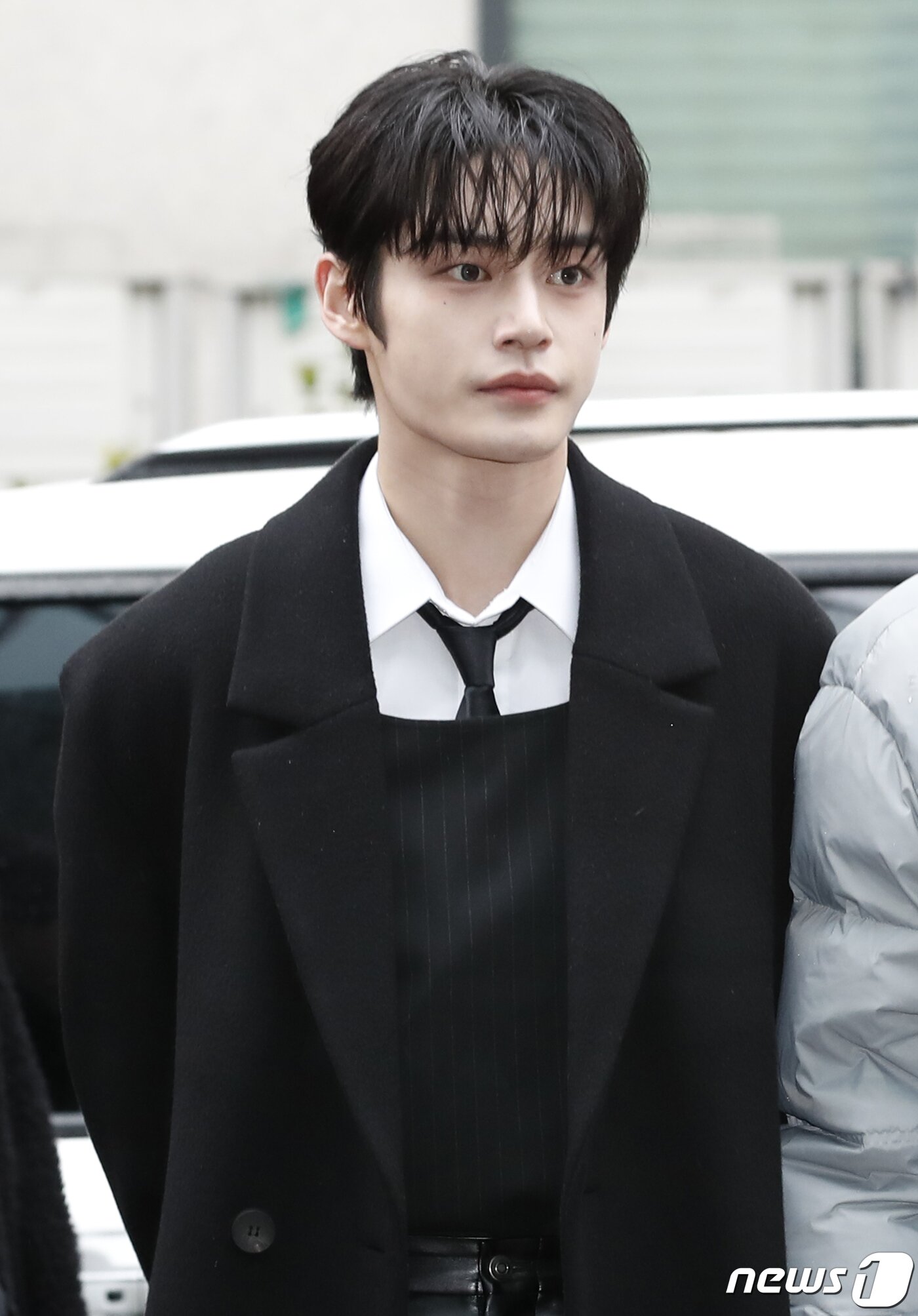 본문 이미지 - 제로베이스원 김지웅이 ‘불후의 명곡’ 동방신기 편 녹화를 위해 5일 서울 영등포구 KBS 신관에 도착해 포즈를 취하고 있다. ⓒ News1 권현진 기자