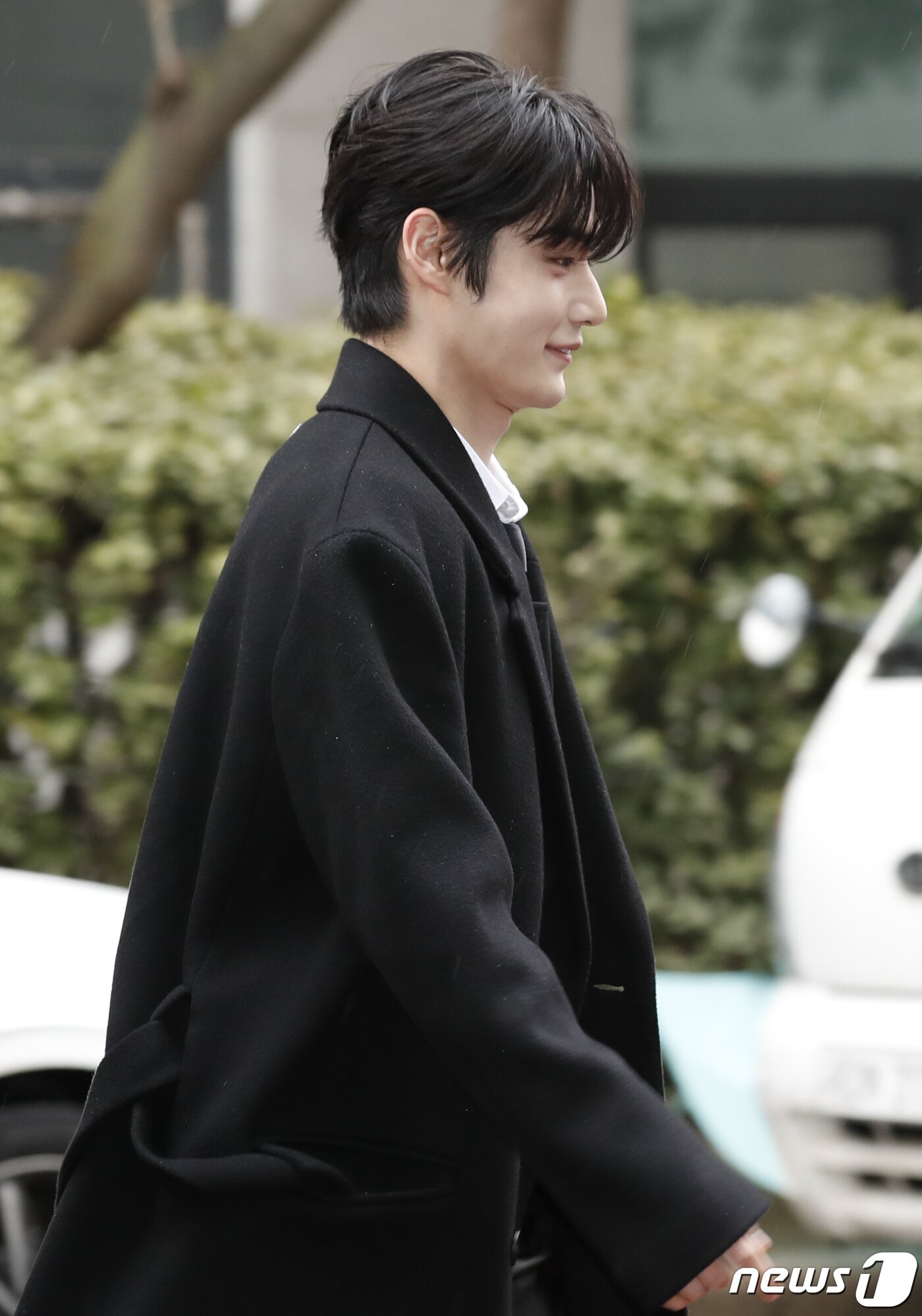 본문 이미지 - 제로베이스원 김지웅이 ‘불후의 명곡’ 동방신기 편 녹화를 위해 5일 서울 영등포구 KBS 신관에 도착해 이동을 하고 있다. ⓒ News1 권현진 기자