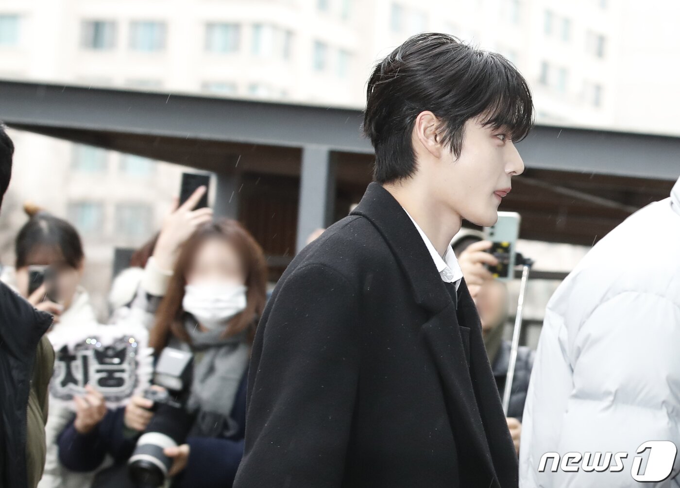 본문 이미지 - 제로베이스원 김지웅이 ‘불후의 명곡’ 동방신기 편 녹화를 위해 5일 서울 영등포구 KBS 신관에 도착해  팬 응원을 받으며 이동을 하고 있다. ⓒ News1 권현진 기자