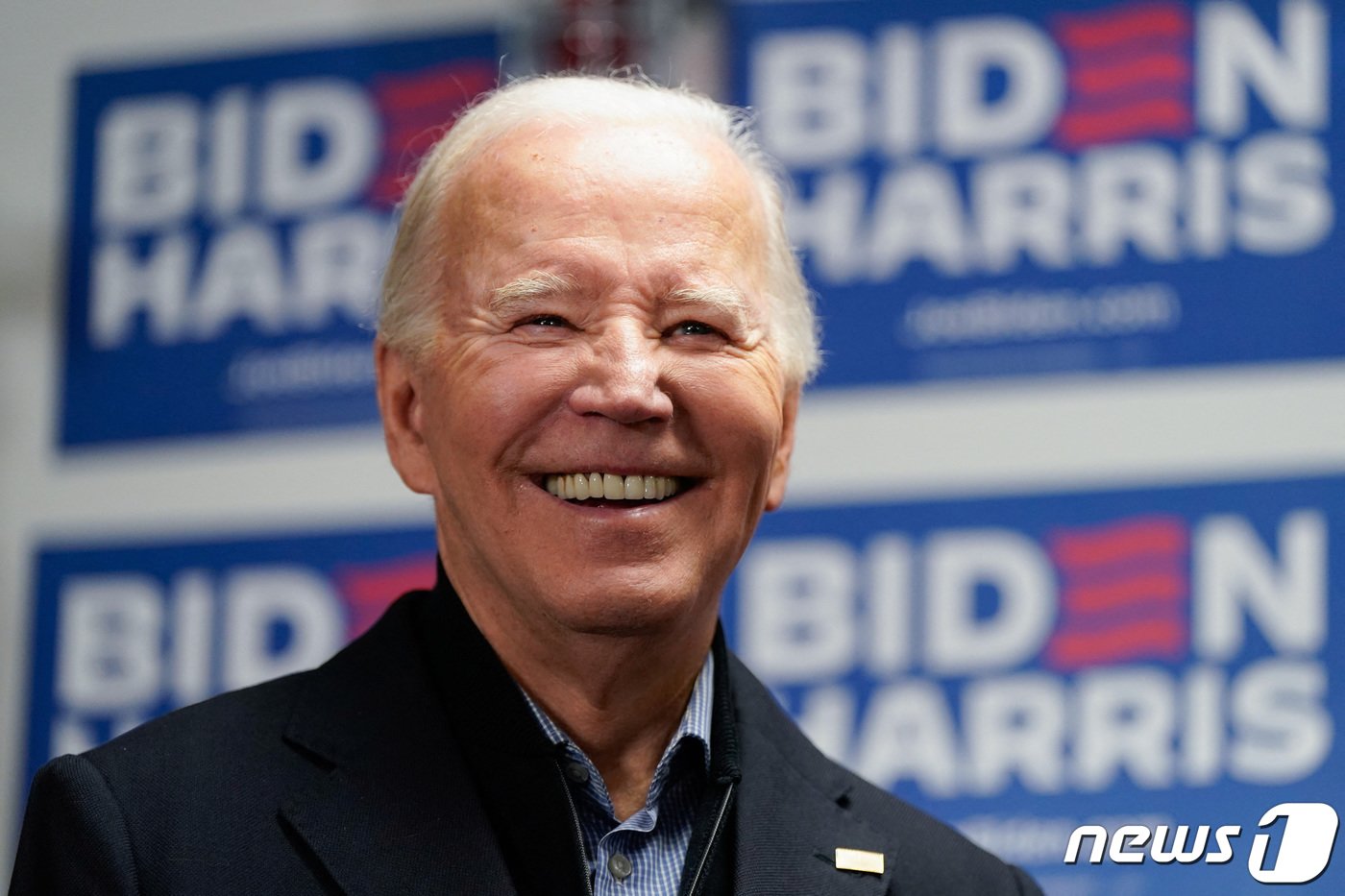 본문 이미지 - 조 바이든 미국 대통령이 지난 2월 3일 (현지시간) 델라웨어주 윌밍턴의 대선 캠프 사무실 개소식에 참석해 민주당 첫 공식 경선인 사우스캐롤라이나주 프라이머리서 압승 소식을 듣고 활짝 웃고 있다. 2024.2.5 ⓒ 로이터=뉴스1 ⓒ News1 우동명 기자
