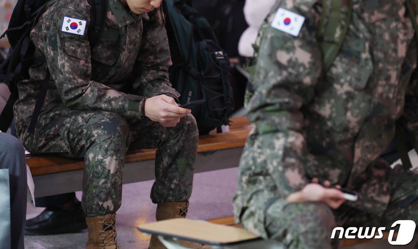 서울역에서 병사가 휴대전화를 사용하는 모습. 2024.2.5/뉴스1 ⓒ News1 김민지 기자