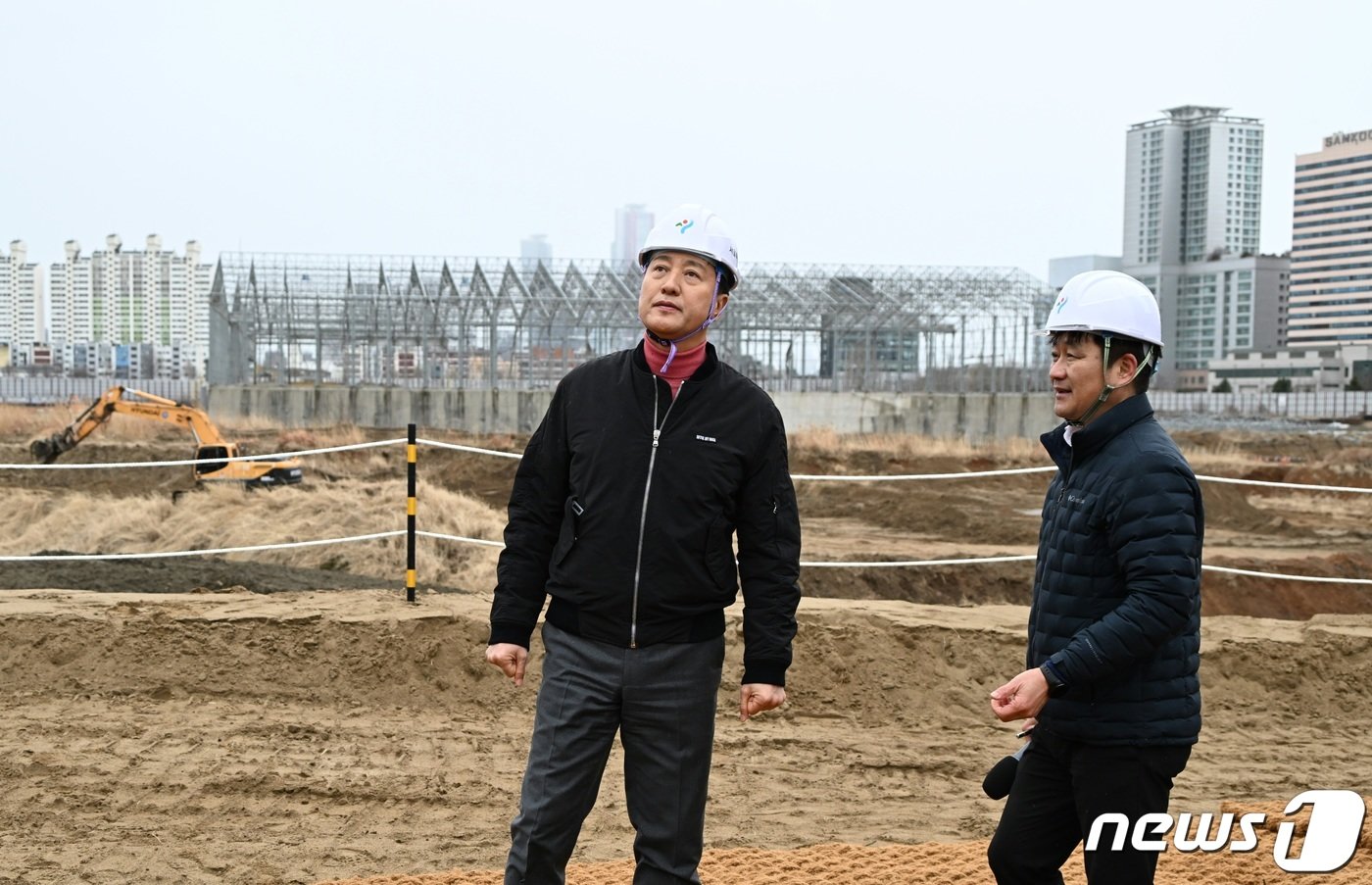 본문 이미지 - 오세훈 서울시장이 5일 서울 용산정비창 부지를 찾아 용산국제업무지구 개발 관련 설명을 듣고 있다. (서울시 제공) 2024.2.5/뉴스1