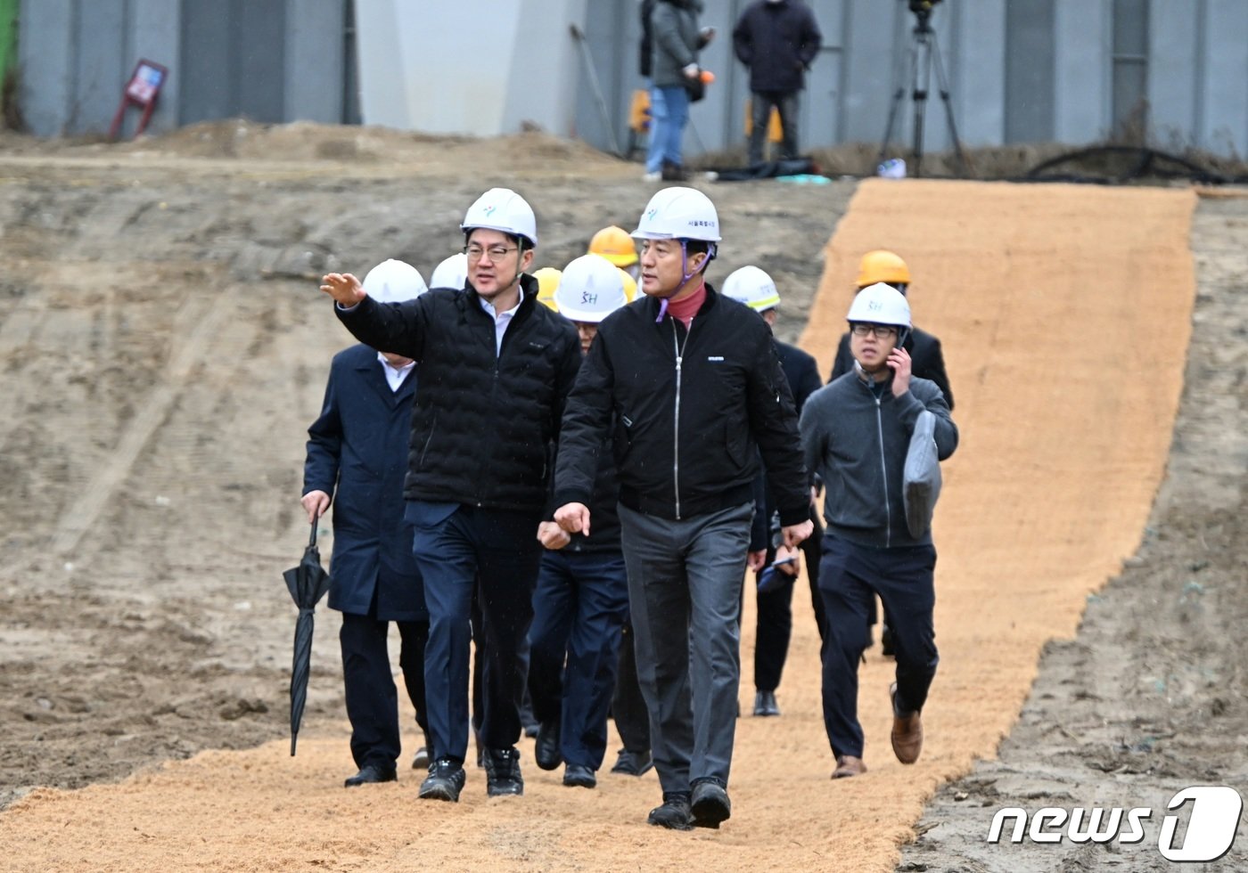 오세훈 서울시장이 5일 서울 용산정비창 부지를 찾아 용산국제업무지구 개발 관련 설명을 듣고 있다. &#40;서울시 제공&#41; 2024.2.5/뉴스1