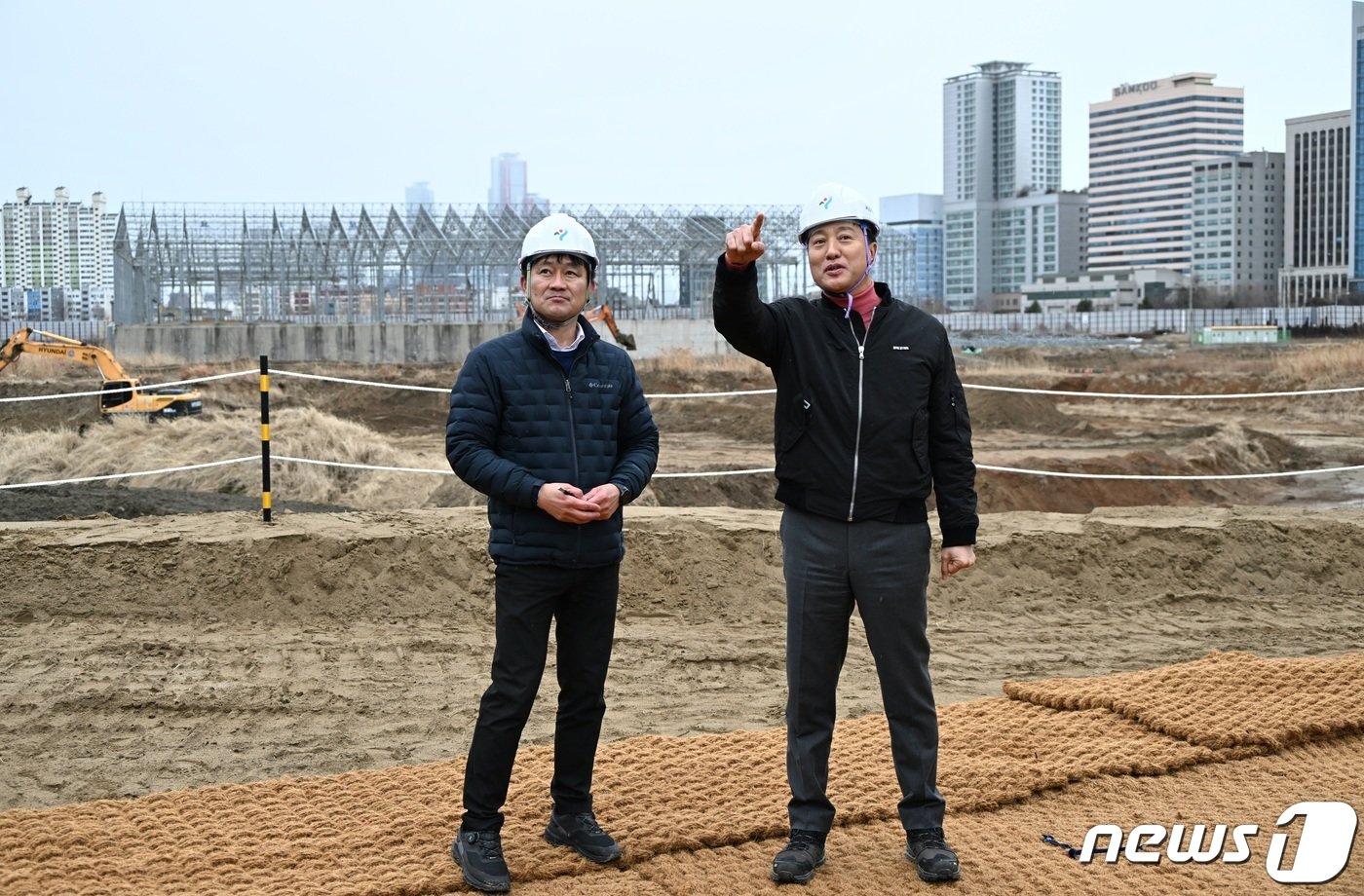 본문 이미지 - 오세훈 서울시장이 5일 서울 용산정비창 부지를 찾아 용산국제업무지구 개발 관련 설명을 듣고 있다. (서울시 제공) 2024.2.5/뉴스1