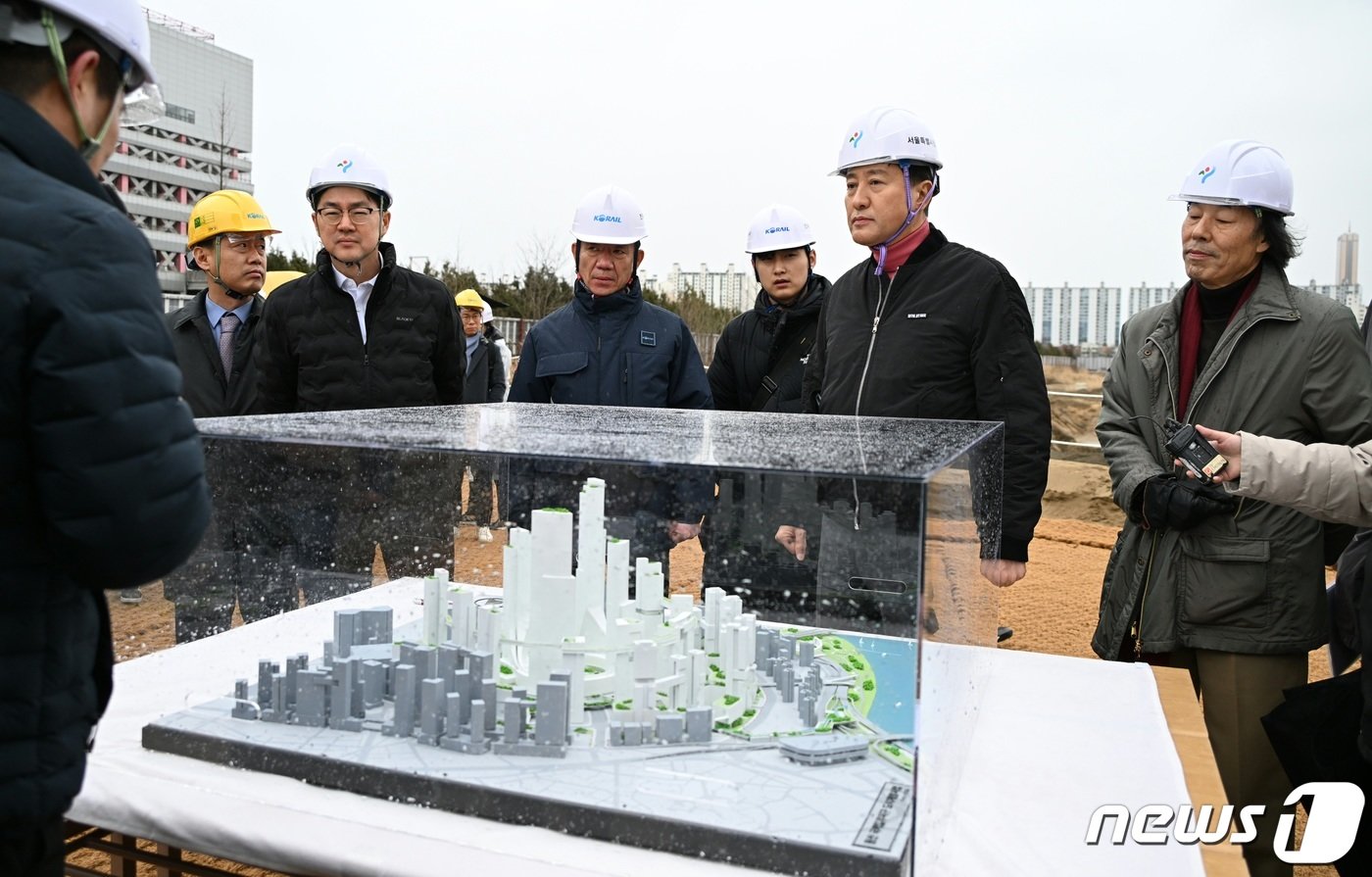본문 이미지 - 오세훈 서울시장이 5일 서울 용산정비창 부지를 찾아 용산국제업무지구 개발 관련 설명을 듣고 있다. (서울시 제공) 2024.2.5/뉴스1