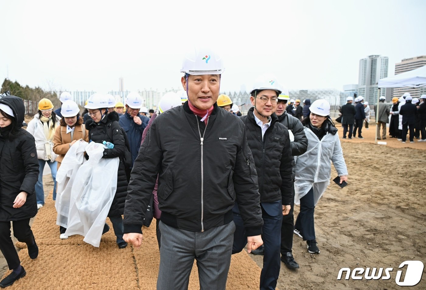 본문 이미지 - 오세훈 서울시장이 5일 서울 용산정비창 부지를 찾아 용산국제업무지구 개발 관련 설명을 듣고 있다. (서울시 제공) 2024.2.5/뉴스1