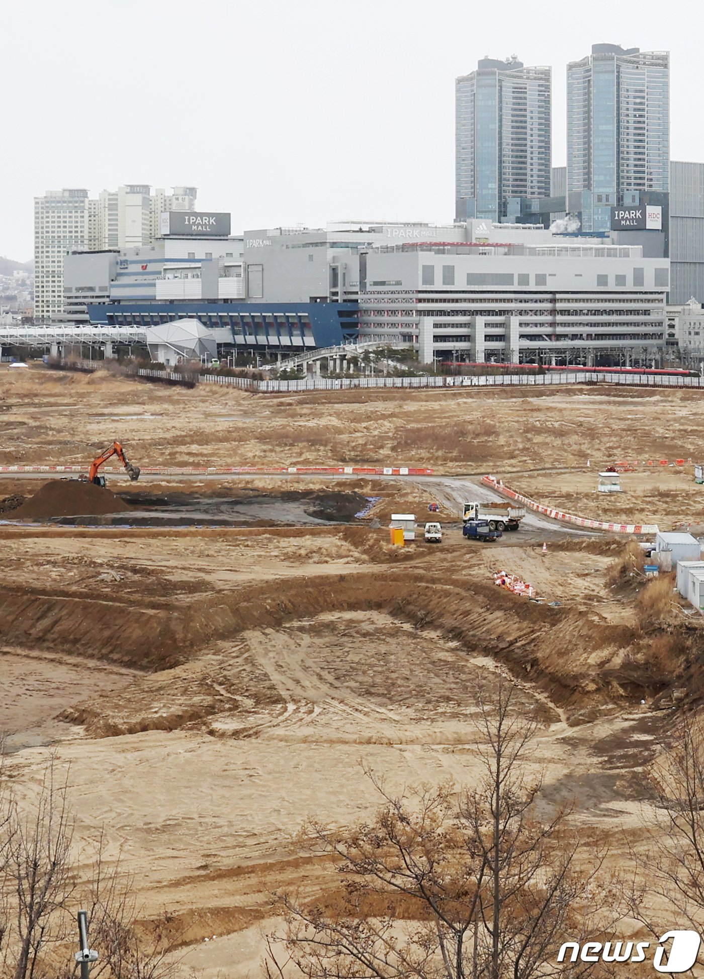 서울 도심&#40;사대문·여의도·강남&#41; 삼각편대 정중앙에 위치한 용산국제업무지구에 100층 높이의 랜드마크가 들어선다. 서울시가 5일 &#39;용산국제업무지구 개발계획&#39;을 발표했다. 용산국제업무지구는 오세훈 시장의 역점 사업인 &#39;도시공간 대개조&#39;의 핵심 프로젝트다. 사진은 용산국제업무지구가 들어서게 될 서울 용산역 철도정비창 일대의 이날 모습. 2024.2.5/뉴스1 ⓒ News1 민경석 기자