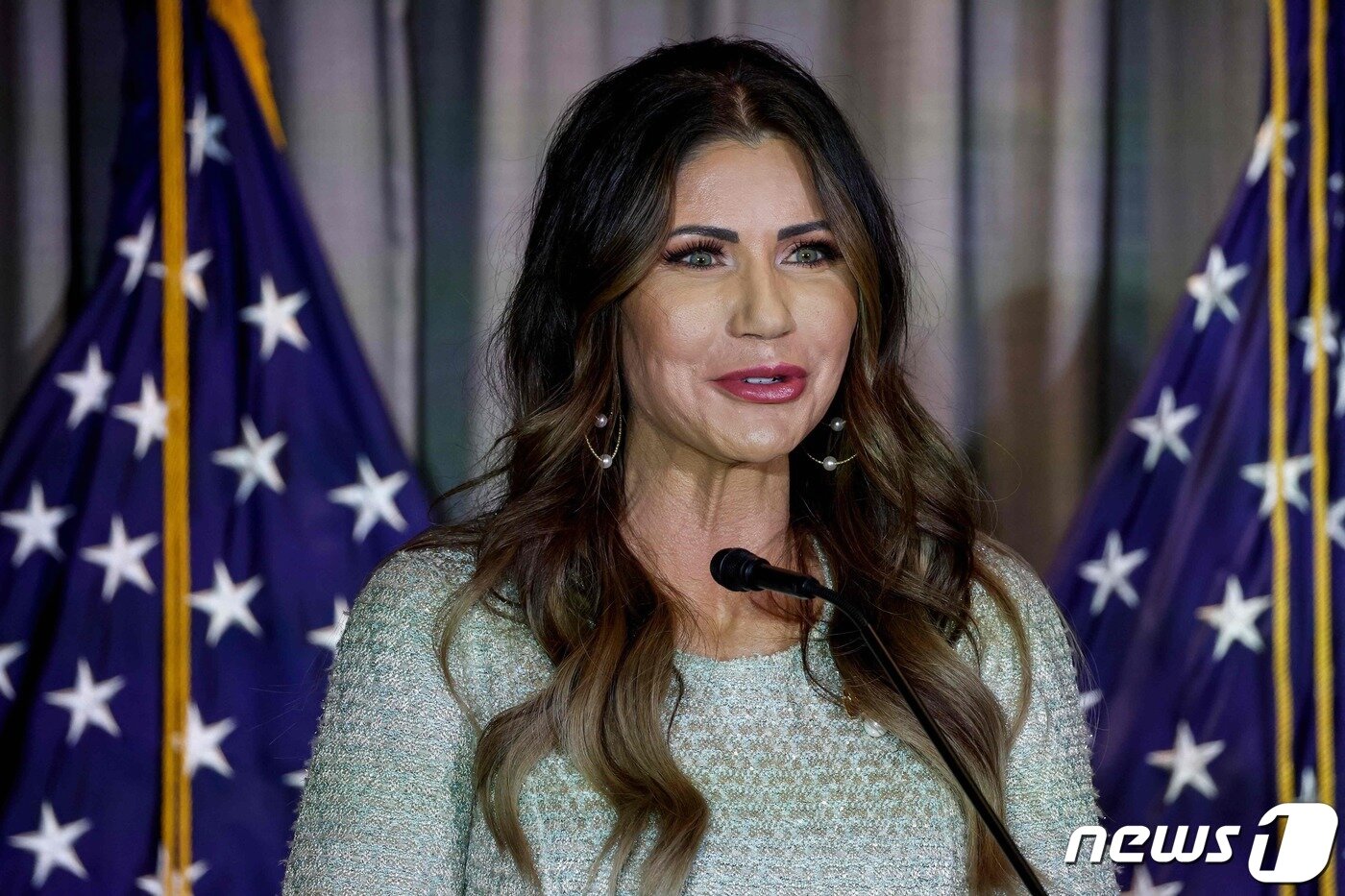 본문 이미지 - 크리스티 놈 사우스다코타 주지사가 2023년 2월17일 워싱턴 D.C. 의회도서관에서 열린 캘빈 쿨리지 재단 콘퍼런스에서 연설하고 있다. 놈 주지사는 현재 도널드 트럼프 전 대통령의 러닝메이트(부통령 후보)로 거론된다. 2024.02.05 ⓒ AFP=뉴스1 ⓒ News1 조소영 기자