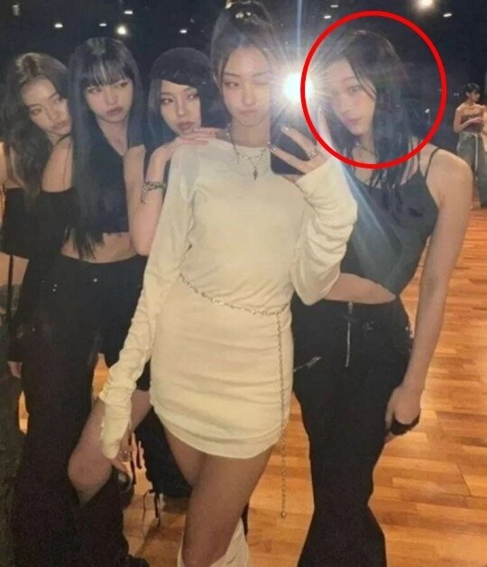 본문 이미지 - 더블랙레이블 연습생으로 추측되고 있는 사진, 빨간 동그라미로 표시된 게 이명희 신세계 회장의 외손녀로 알려진 문모씨(온라인 커뮤니티 캡처)