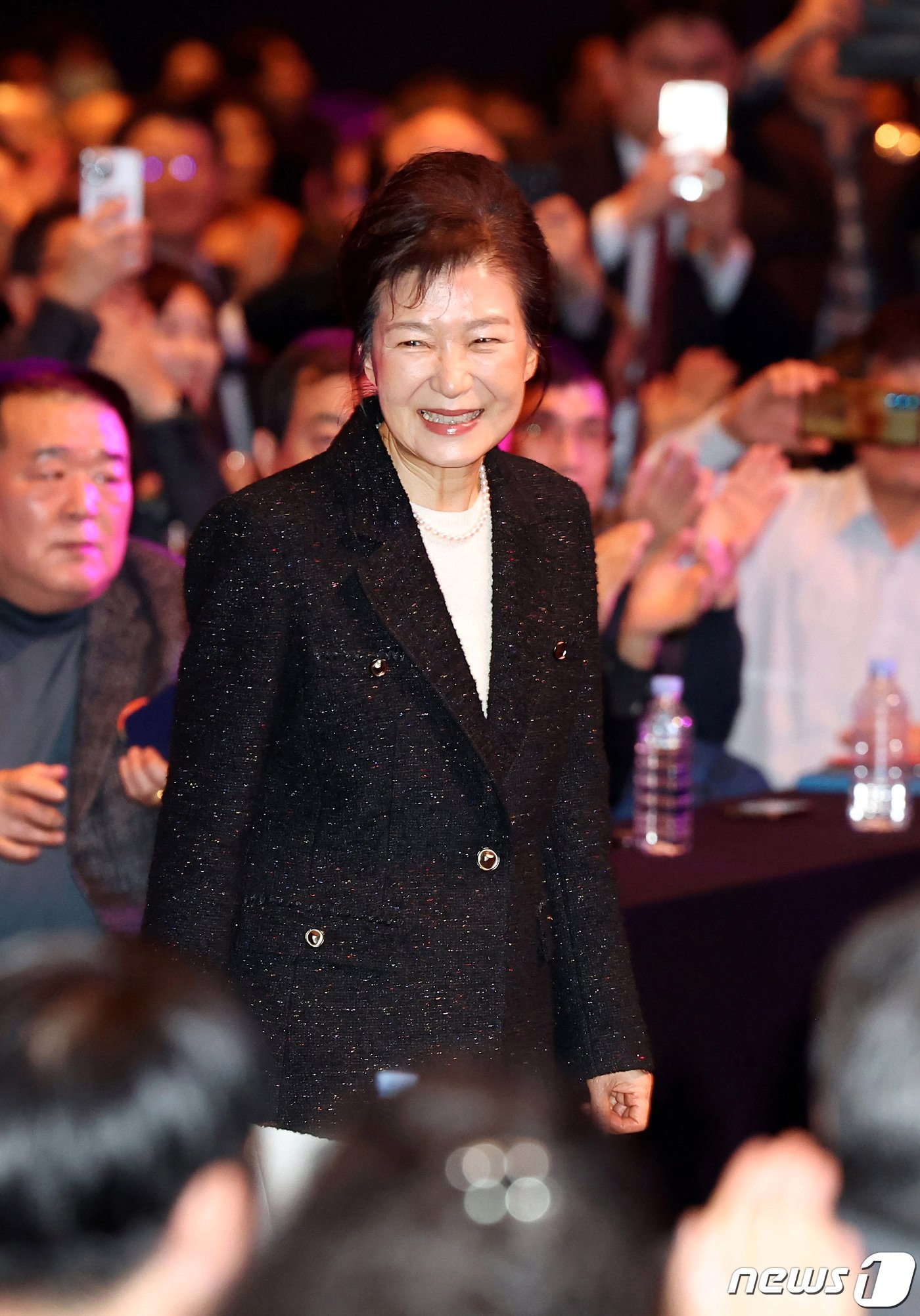 본문 이미지 - 박근혜 전 대통령이 5일 오후 대구 수성구 만촌동 호텔인터불고에서 열린 회고록 출간 기념행사에 입장하고 있다. (공동취재) 2024.2.5/뉴스1 ⓒ News1 공정식 기자
