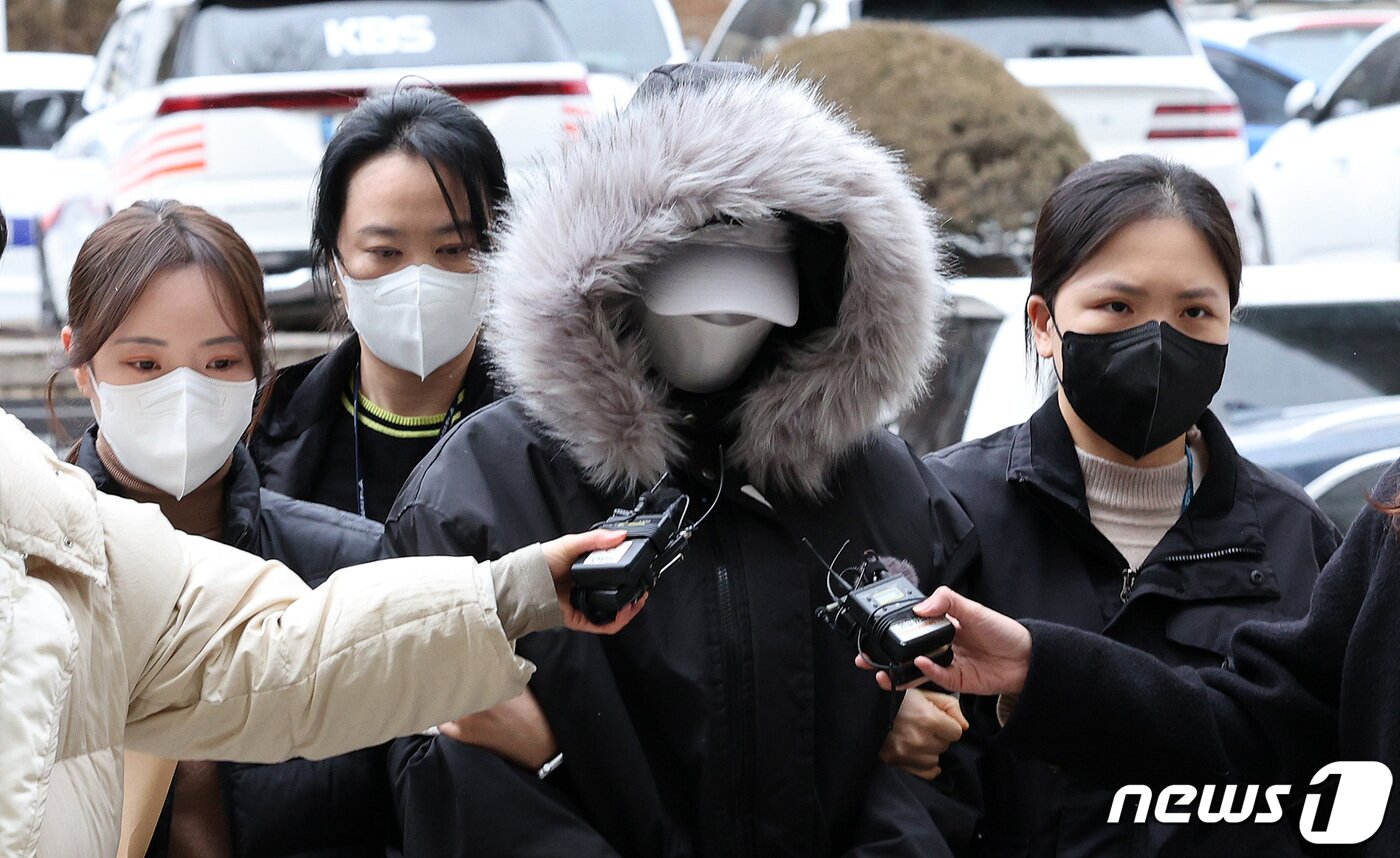 본문 이미지 - 만취한 상태로 벤츠 차량을 몰다가 오토바이를 치어 운전자를 숨지게 한 20대 여성 A씨가 5일 오후 서울 서초구 서울중앙지법에서 열린 구속 전 피의자 심문&#40;영장실질심사&#41;에 출석하고 있다. 2024.2.5/뉴스1 ⓒ News1 장수영 기자