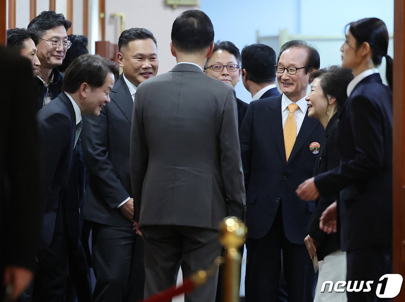본문 이미지 - 박근혜 전 대통령이 5일 오후 대구 수성구 만촌동 호텔인터불고에서 열린 회고록 출간 기념행사를 마친 뒤 참석자들이 인사하고 있다. (공동취재) 2024.2.5/뉴스1 ⓒ News1 공정식 기자