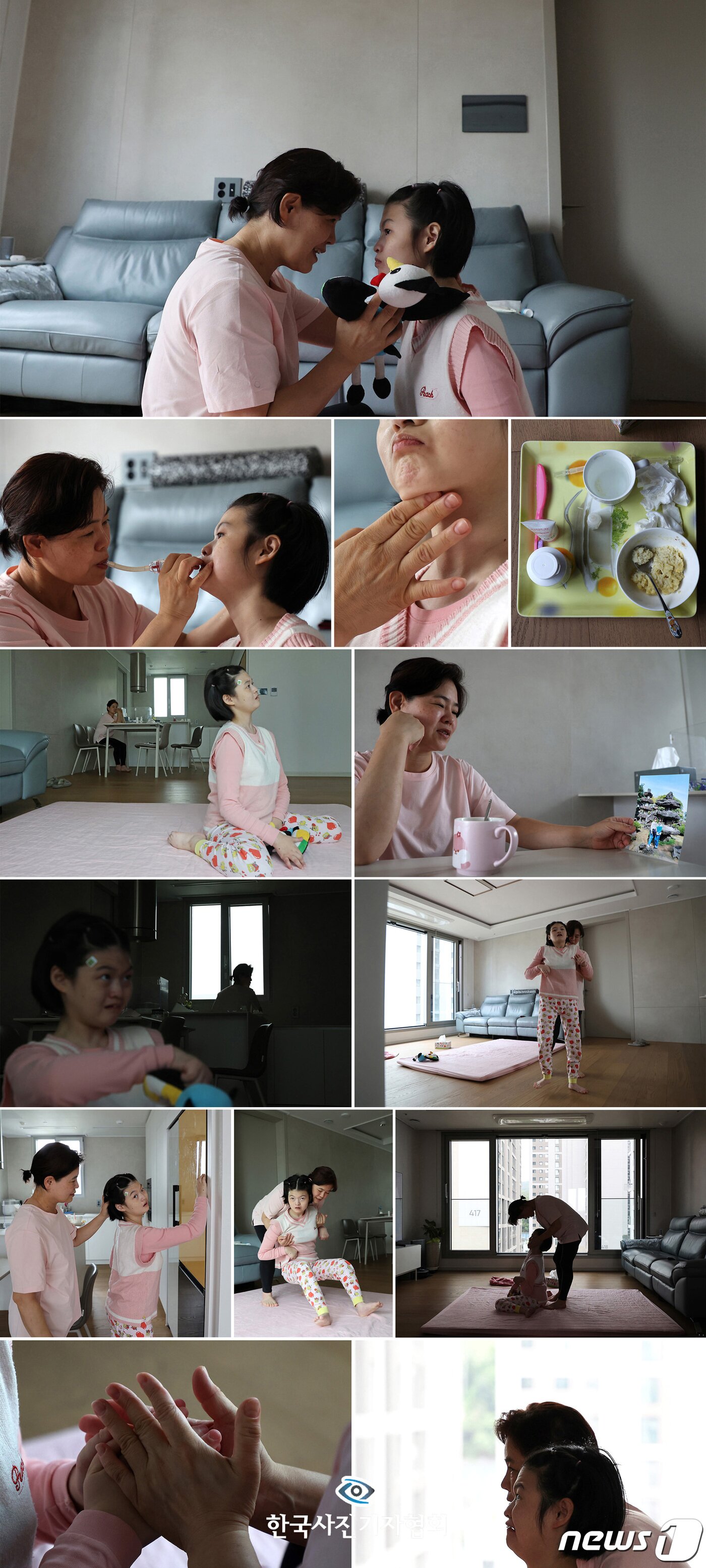 본문 이미지 - 한국보도사진상 한국보도사진가협회가 선정한 올해의 사진상 '발달장애 딸을 둔 엄마의 하루' - 경향신문 조태형 기자장애인의 날인 20일 중증 지적·뇌병변 중복장애인 홍서영씨(18)와 어머니 이은정씨(51)를 자택에서 만났다. 홍씨는 최근 이유를 알 수 없는 고열로 보름째 학교에 가지 못하고 있다. 이씨는 딸이 장애로 의사소통이 힘들고, 또 대부분의 병원이 장애 친화적이지 않아 진료받는 데 어려움을 겪었다고 토로했다. 이씨는 하루종일 딸과 함께했다. “아이가 태어나고 10년간 안고 다녔어요. 병원에 가니 무릎 관절염이 빨리 왔다고 해요.” 무릎이 아파도 딸을 돌봐야하니 입원과 수술은 엄두도 못 낸다. 거기다 우울증까지 찾아왔다. 이씨는 “장애가 있는 자녀를 가진 부모 대부분이 앓고 있다”고 했다. 부모들은 힘든 점을 이야기할 곳이 없어 혼자 고민을 떠안고 있다는 게 우울증의 이유다. 이씨를 가장 힘들게 하는 건 사회적 시선과 환경이다. 이를 개선하기 위해 지자체와 교육청 등에 의견을 제시하고 지원을 요청했지만, 인력과 예산 등의 문제로 받아들여지지 않았다. “스스로가 편견에 맞서려 하지만 시선을 의식하지 않을 수 없다”면서 “같은 부모의 입장으로 생각해 줬으면 좋겠다”고 했다. 이씨의 가장 큰 소망은 장애인들이 성인이 된 후에 독립해서 지낼 수 있는 사회적 기반이 마련되는 것이다. “딸아이가 부모 없는 세상에서도 한 사람의 인간으로 살아갈 수 있는 사회가 됐으면 좋겠다”고 말했다.