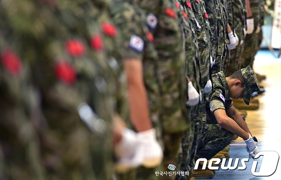 본문 이미지 - 한국보도사진상 대상 '전우야 지켜주지 못해 미안하다' - 뉴시스 이무열 기자22일 오전 경북 포항시 남구 해병대 1사단 김대식관에서 엄수된 고 채수근 상병 영결식에서 한 해병대원이 주저앉아 슬퍼하고 있다.
