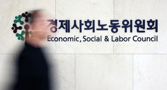 당정도 가세한 '정년연장' 논의 급물살…연말 노사정 합의 결과물 나올까