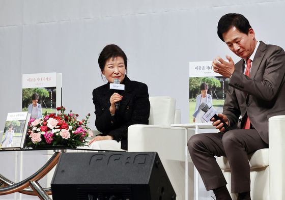 끝까지 朴 지켰던 유영하 "그 날도 추웠고 혼자, 잔인한 역사 어김없이 반복"