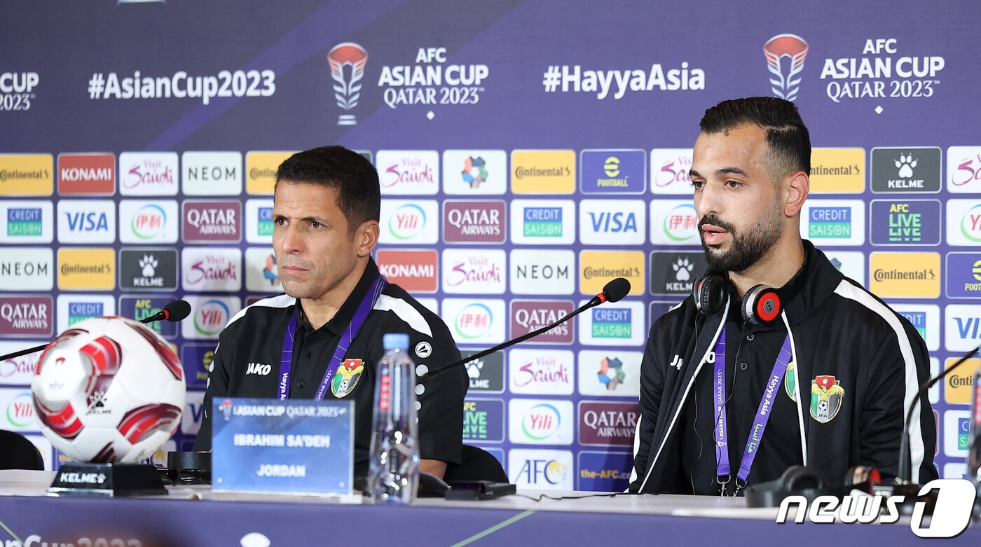 본문 이미지 - 2023 아시아축구연맹(AFC) 카타르 아시안컵 대한민국과 4강전을 하루 앞둔 요르단 축구대표팀 후세인 아모타 감독과 이브라힘 사데가 5일(현지시간) 카타르 도하 메인미디어센터(MMC)에서 열린 공식 기자회견에서 출사표를 밝히고 있다. 2024.2.5/뉴스1 ⓒ News1 김성진 기자