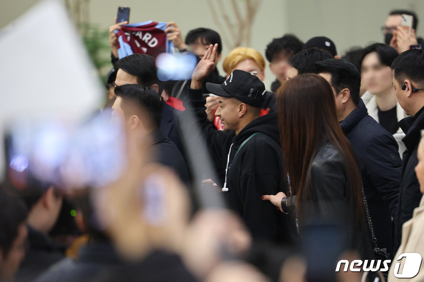 본문 이미지 - 전 맨체스터 유나이티드 공격수이자 잉글랜드 대표팀 윙어였던 제시 린가드가 5일 오후 인천국제공항 2터미널을 통해 입국하고 있다. 린가드는 맨유 유스에서 성장해 1군까지 올라온 프랜차이즈 스타 출신으로 한때 맨유의 핵심 선수로 활약했다. 린가드는 지금까지 K리그에 입성했던 선수 중 이름값으로만 따지면 최고의 스타 플레이어로 꼽힌다. 2024.2.5/뉴스1 ⓒ News1 신웅수 기자