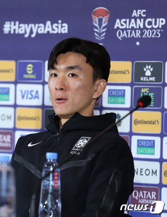 본문 이미지 - 2023 아시아축구연맹(AFC) 카타르 아시안컵 요르단과 4강전을 하루 앞둔 대한민국 축구대표팀 황인범이 5일(현지시간) 카타르 도하 메인미디어센터(MMC)에서 열린 공식 기자회견에서 취재진의 질문을 듣고 있다. 2024.2.5/뉴스1 ⓒ News1 김성진 기자