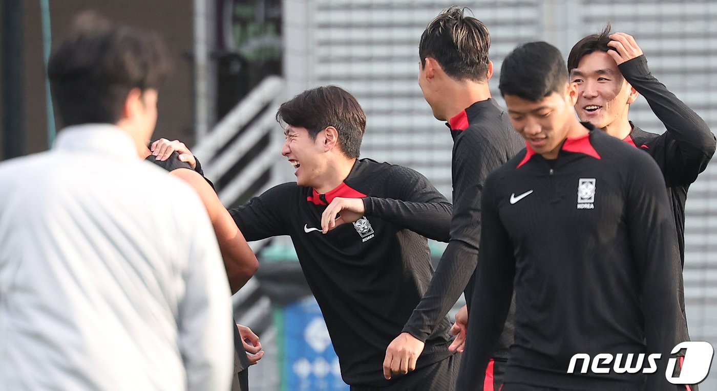 본문 이미지 - 2023 아시아축구연맹(AFC) 카타르 아시안컵 요르단과의 4강전을 하루 앞둔 대한민국 축구대표팀 이강인이 5일(현지시간) 카타르 도하 알 에글라 트레이닝 센터에서 공식 훈련 도중 웃음을 터뜨리고 있다. 2024.2.5/뉴스1 ⓒ News1 김성진 기자