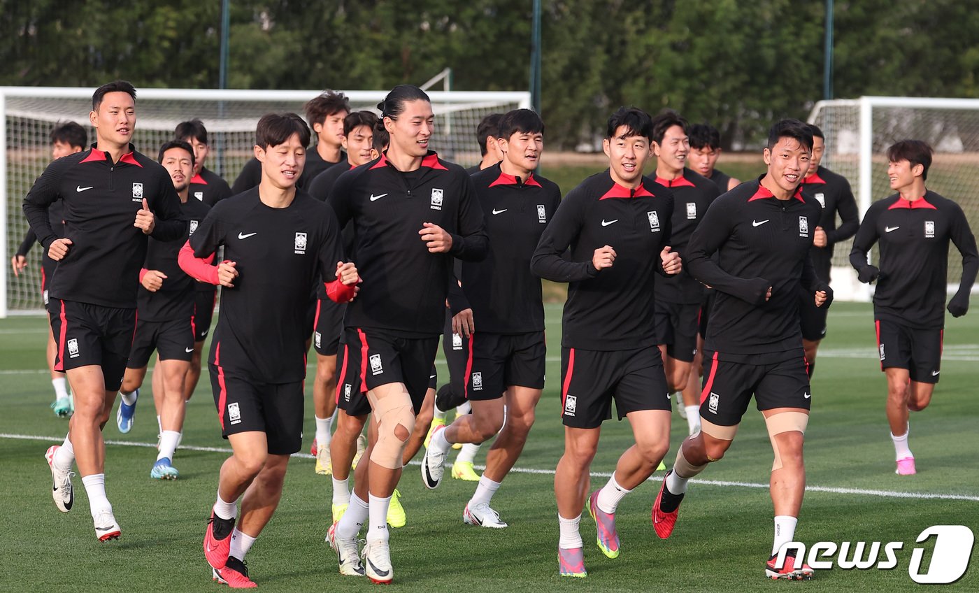 대표팀 선수들이 웃으며 조깅을 하고 있다. 2024.2.5/뉴스1 ⓒ News1 김성진 기자