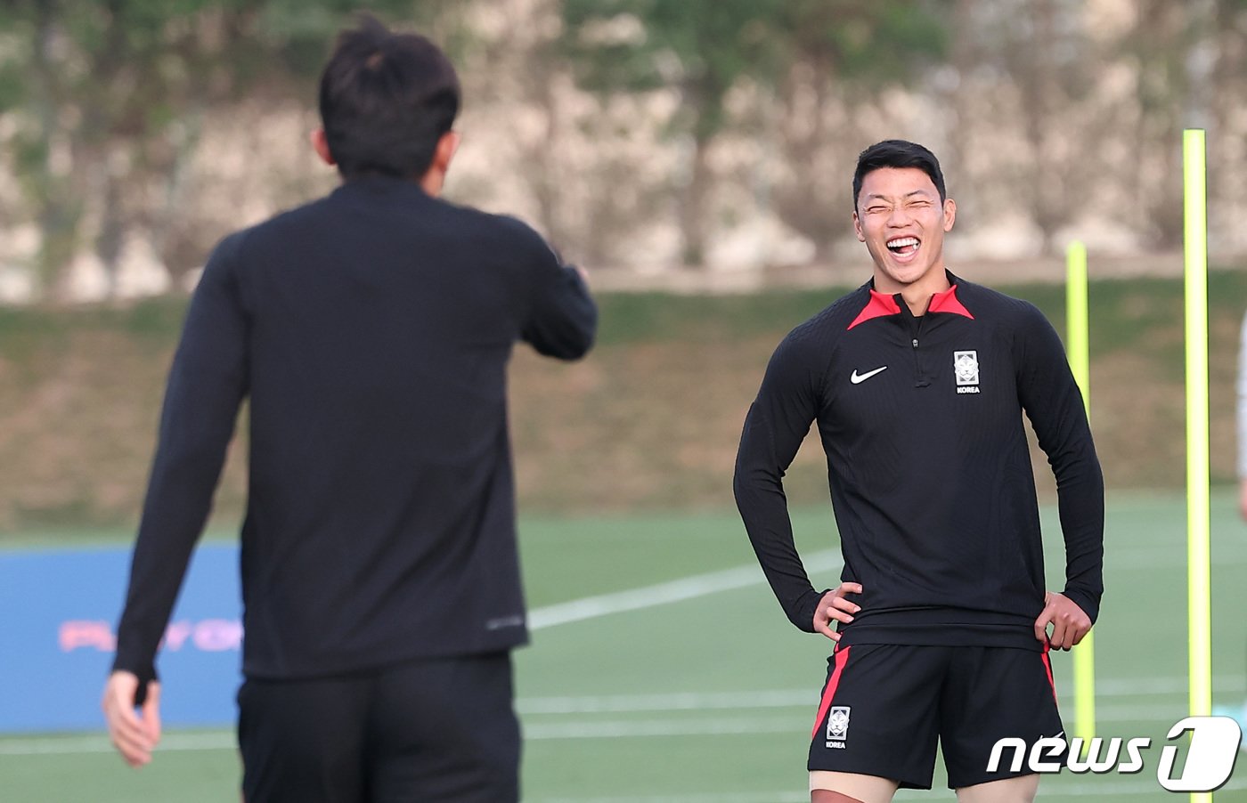 본문 이미지 - 황희찬 선수가 김민재 선수를 보며 활짝 웃고 있다. 2024.2.5/뉴스1 ⓒ News1 김성진 기자
