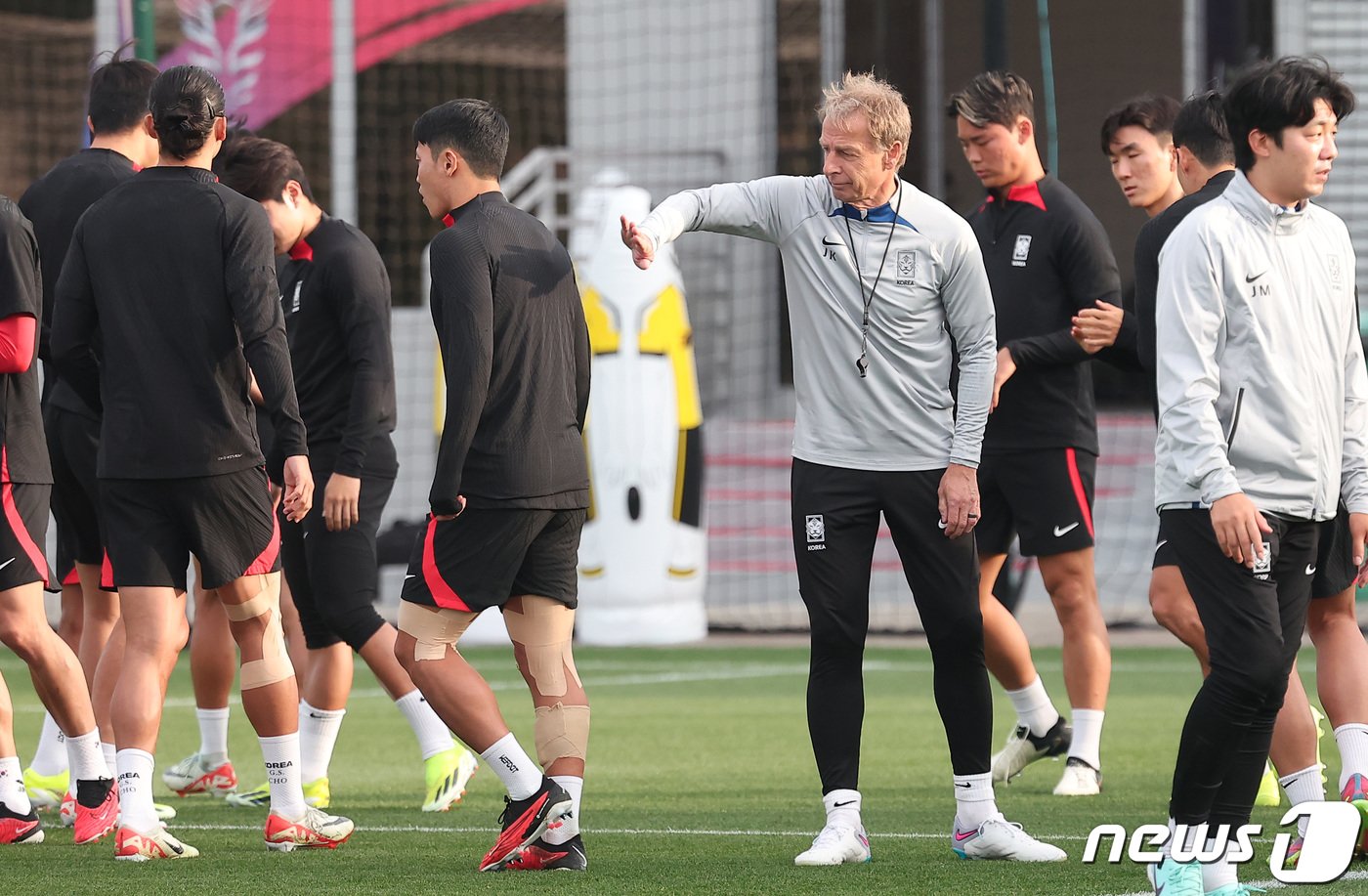 본문 이미지 - 2023 아시아축구연맹(AFC) 카타르 아시안컵 요르단과의 4강전을 하루 앞둔 대한민국 축구대표팀 위르겐 클린스만 감독이 5일(현지시간) 카타르 도하 알 에글라 트레이닝 센터에서 진행된 공식 훈련에서 황희찬의 어깨를 두드리고 있다. 2024.2.5/뉴스1 ⓒ News1 김성진 기자