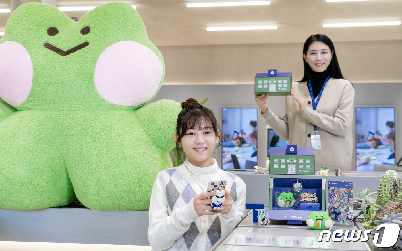 (서울=뉴스1) = SKT는 애플의 아이폰 13 미니를 구매하는 고객들에게 '라인프렌즈 미니니' 액세서리 패키지를 제공한다고 6일 밝혔다.미니니 액세서리 패키지는 레니니(lenin …