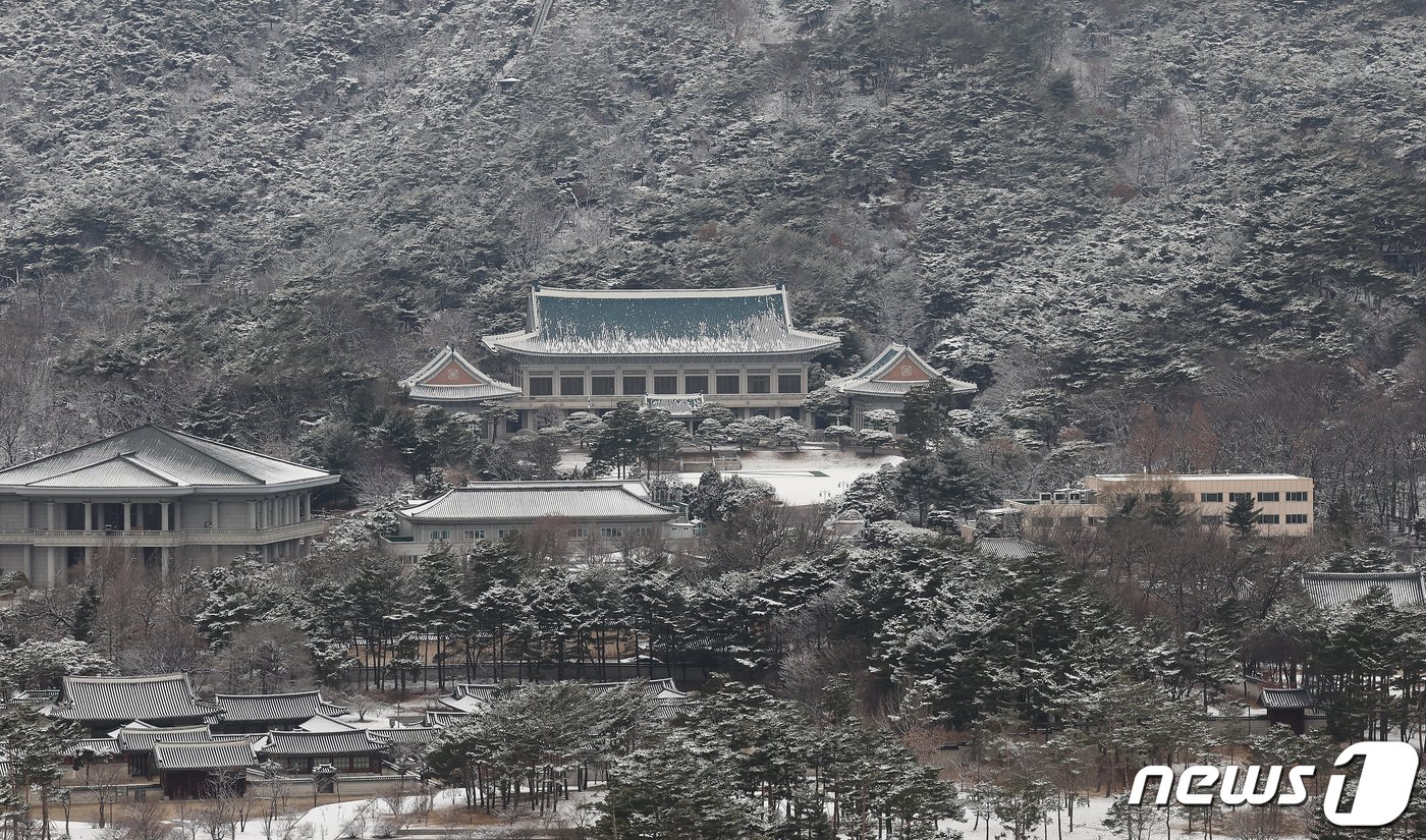 본문 이미지 - 6일 오전 청와대과 북악산이 지난밤 내린 눈으로 멋진 설경을 연출하고 있다. 2024.2.6/뉴스1 ⓒ News1 박지혜 기자