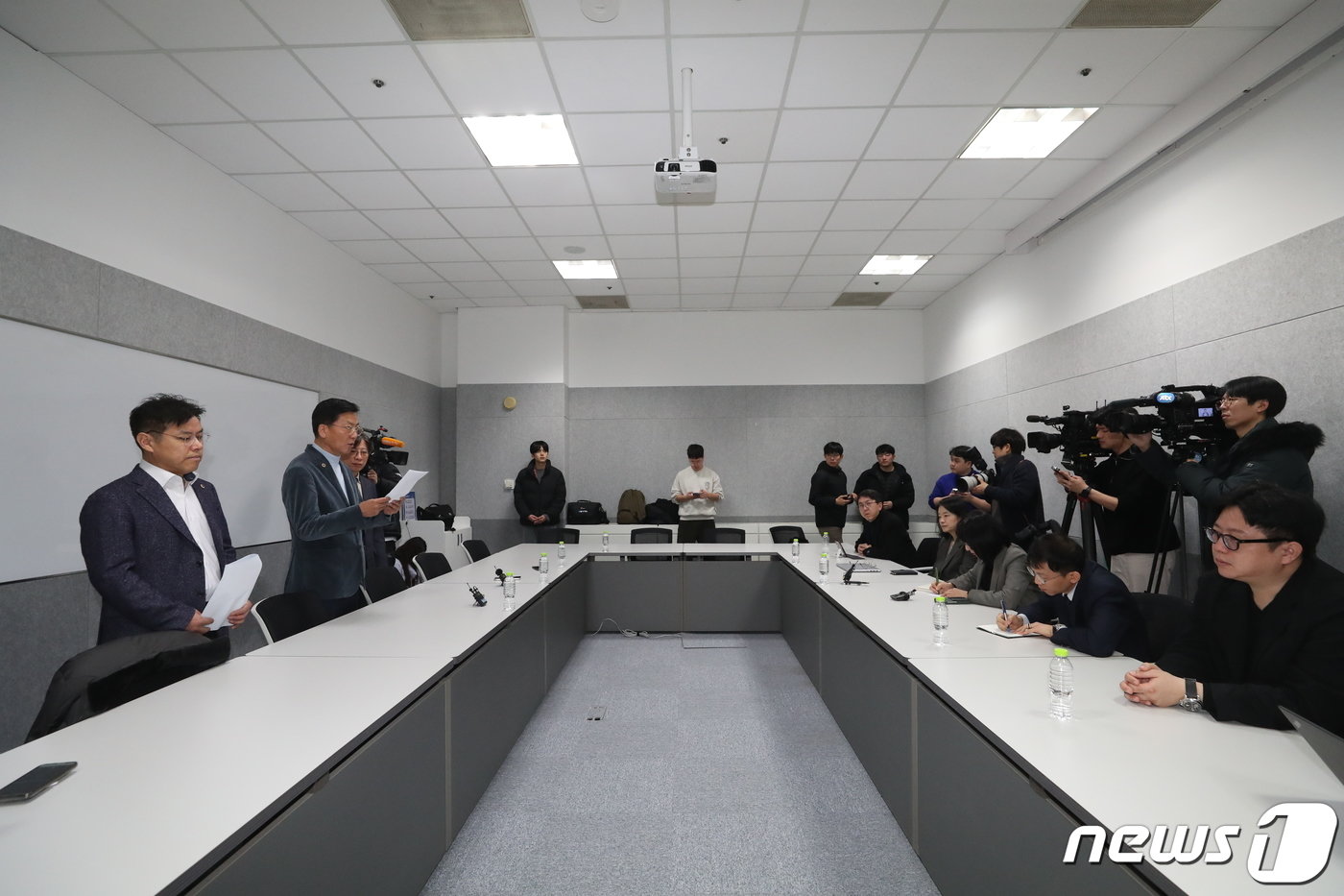 본문 이미지 - 양동호 대한의사협회 의료현안협의체 협상단장이 6일 오전 서울 중구 비즈허브 서울센터에서 열린 의료현안협의체에서 의대 증원 관련 입장을 발표하고 있다. 한편 정부는 이날 오후 보건의료정책 심의 기구인 보건의료정책심의위원회&#40;보정심&#41;를 열고 의대 증원 규모를 결정할 전망이다. 2024.2.6/뉴스1 ⓒ News1 이승배 기자