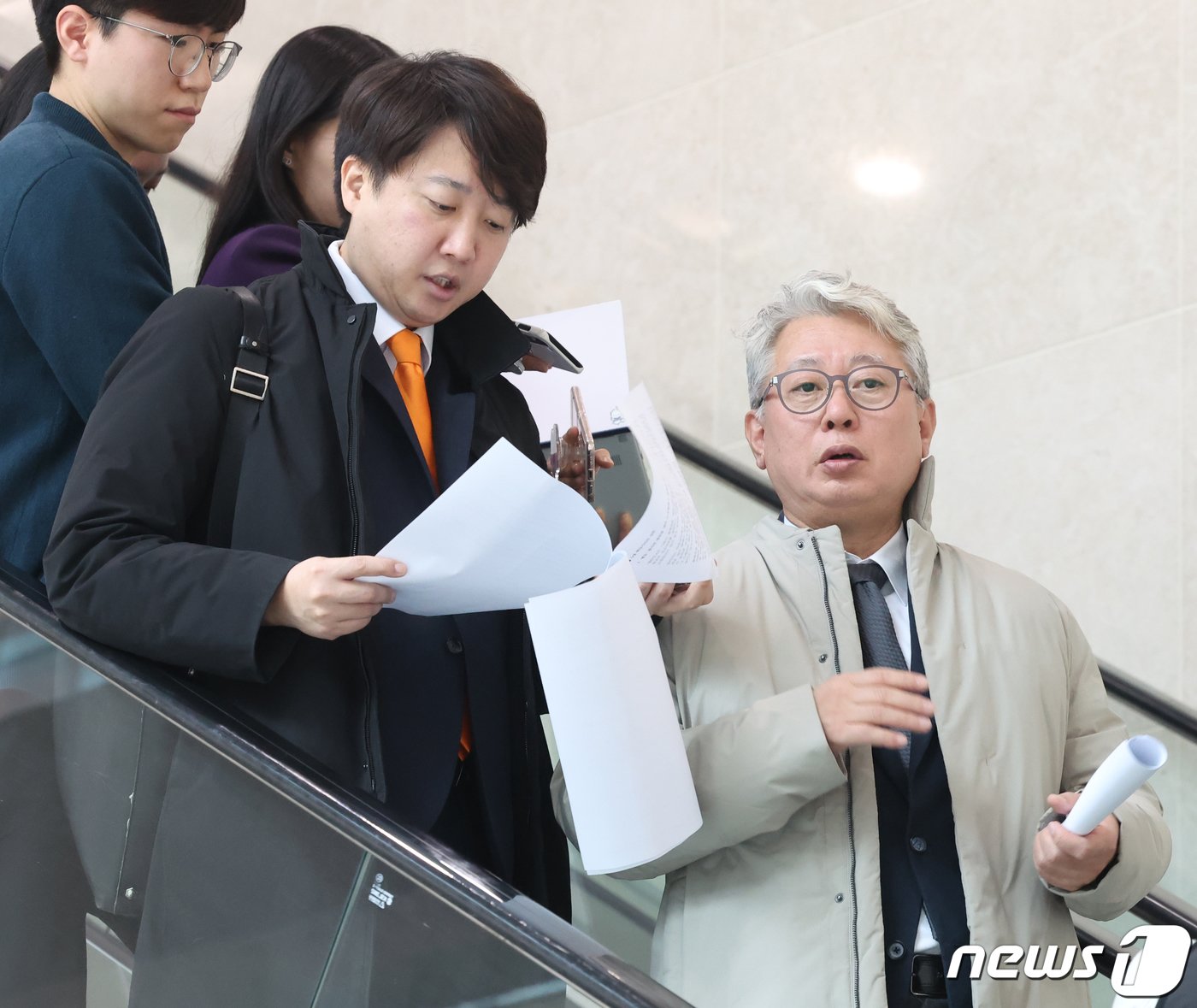 본문 이미지 - 이준석 개혁신당 대표와 조응천 원칙과상식 의원이 6일 서울 여의도 국회 소통관에서 대화를 하고 있다. 2024.2.6/뉴스1 ⓒ News1 송원영 기자