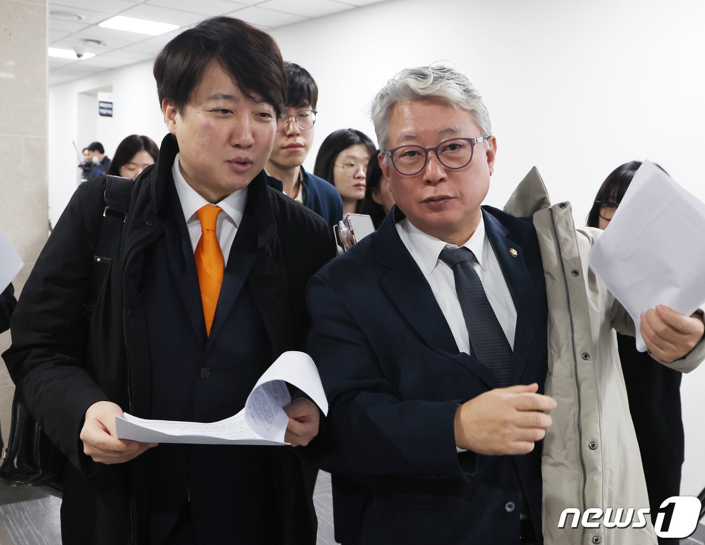 본문 이미지 - 이준석 개혁신당 대표와 조응천 원칙과상식 의원이 6일 서울 여의도 국회 소통관에서 대화를 하고 있다. 2024.2.6/뉴스1 ⓒ News1 송원영 기자