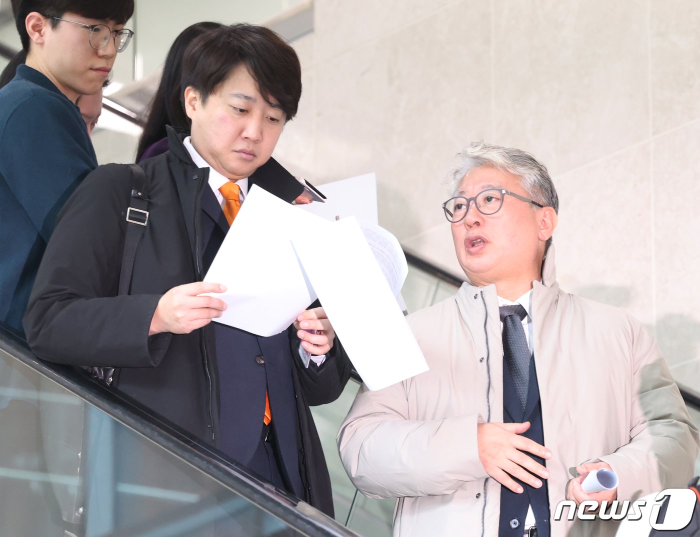 본문 이미지 - 이준석 개혁신당 대표와 조응천 원칙과상식 의원이 6일 서울 여의도 국회 소통관에서 대화를 하고 있다. 2024.2.6/뉴스1 ⓒ News1 송원영 기자