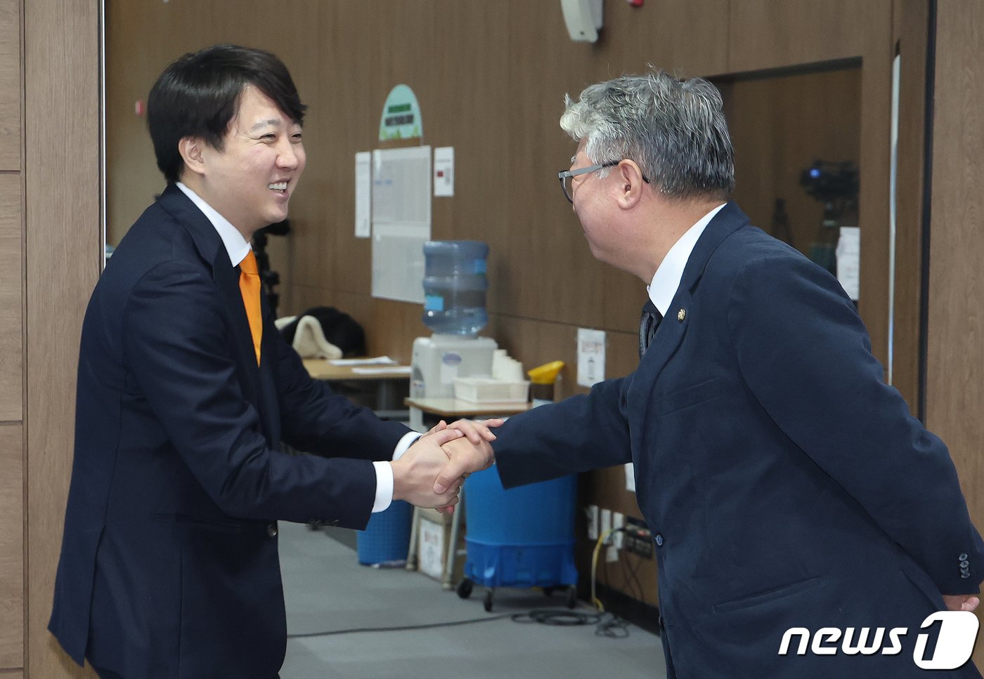 이준석 개혁신당 대표와 조응천 원칙과상식 의원이 6일 서울 여의도 국회 소통관에서 인사를 나누고 있다. 2024.2.6/뉴스1 ⓒ News1 송원영 기자