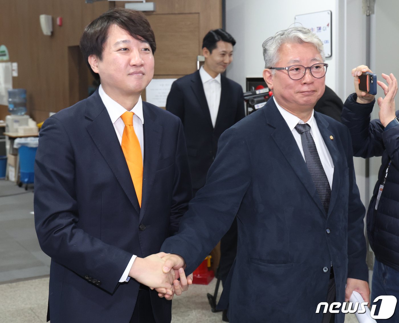 본문 이미지 - 이준석 개혁신당 대표와 조응천 원칙과상식 의원이 6일 서울 여의도 국회 소통관에서 인사를 나누고 있다. 2024.2.6/뉴스1 ⓒ News1 송원영 기자