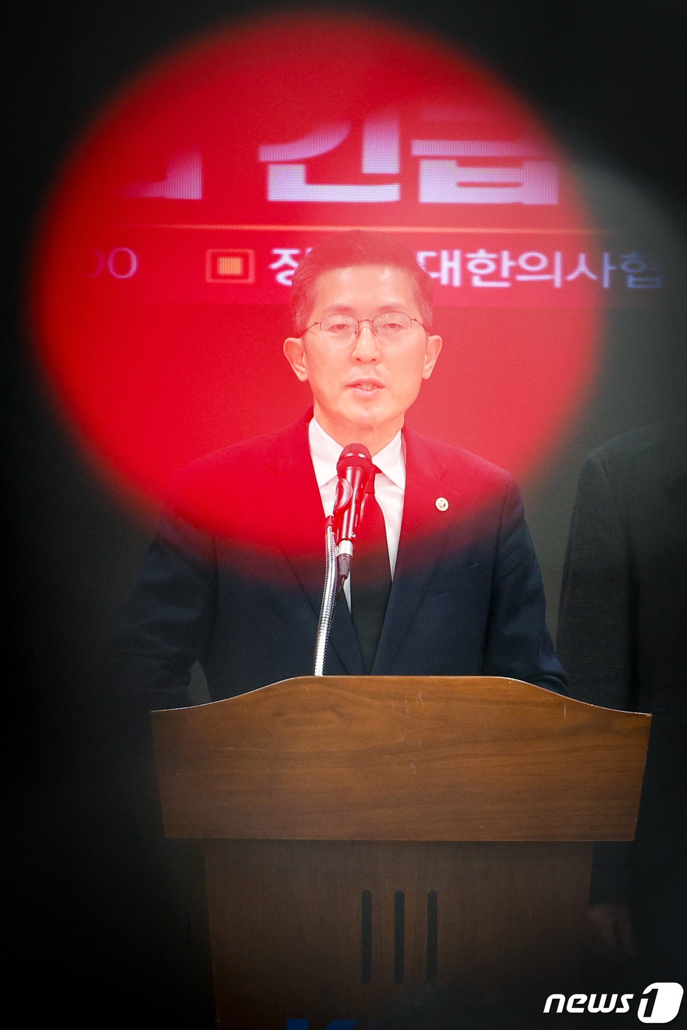 본문 이미지 - 이필수 대한의사협회 회장이 6일 오전 서울 용산구 의협회관에서 &#39;정부의 일방적인 의대정원 증원 관련 대한의사협회 긴급 기자회견&#39;을 하고 있다. 2024.2.6/뉴스1 ⓒ News1 안은나 기자