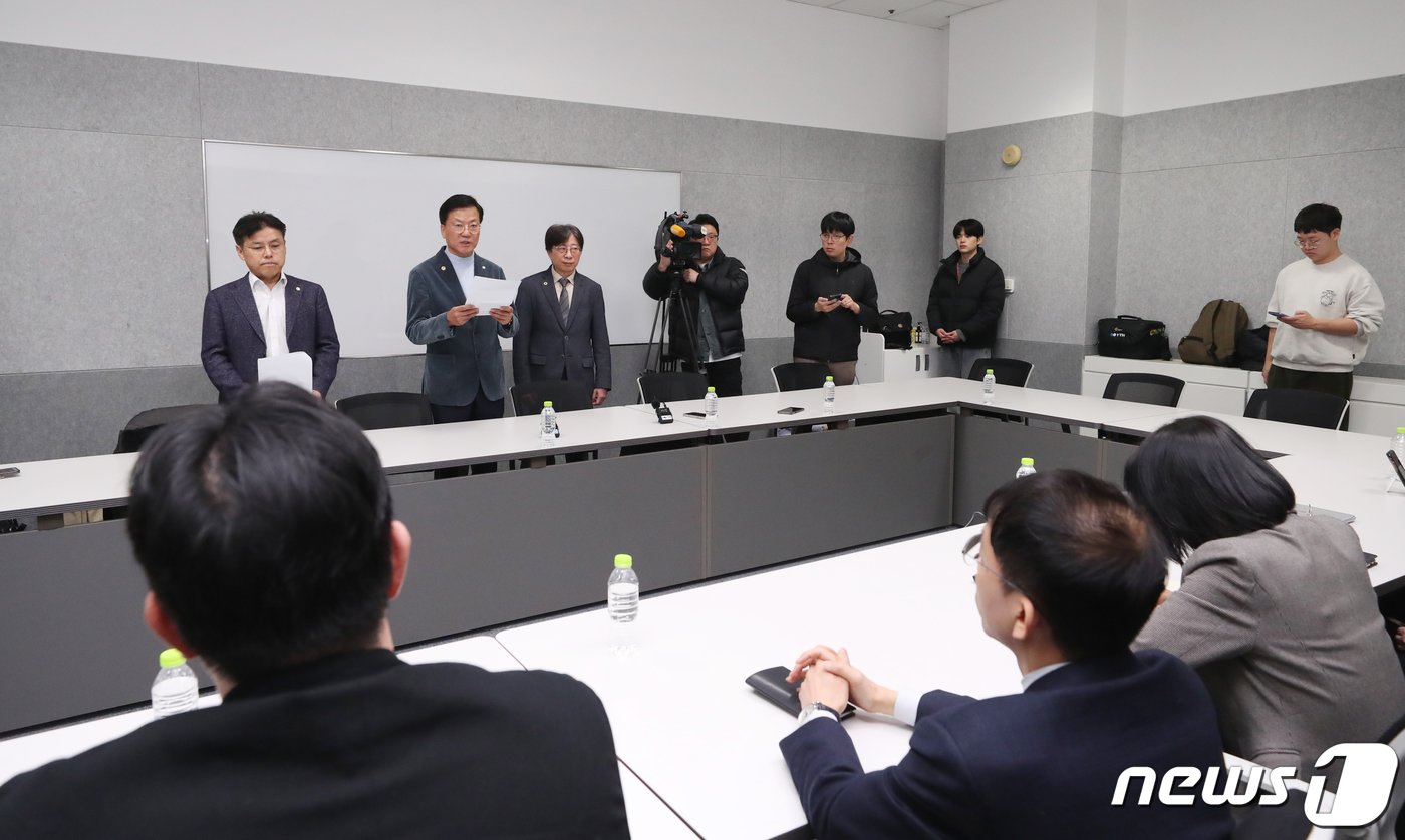 본문 이미지 - 양동호 대한의사협회 의료현안협의체 협상단장이 6일 오전 서울 중구 비즈허브 서울센터에서 열린 의료현안협의체에서 의대 증원 관련 입장을 발표하고 있다. 한편 정부는 이날 오후 보건의료정책 심의 기구인 보건의료정책심의위원회&#40;보정심&#41;를 열고 의대 증원 규모를 결정할 전망이다. 2024.2.6/뉴스1 ⓒ News1 이승배 기자